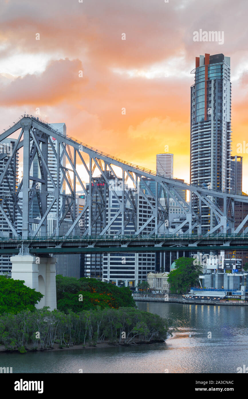 El Story Bridge en Brisbane, Queensland, Australia es un puente voladizo de acero sobre el río Brisbane. Foto de stock