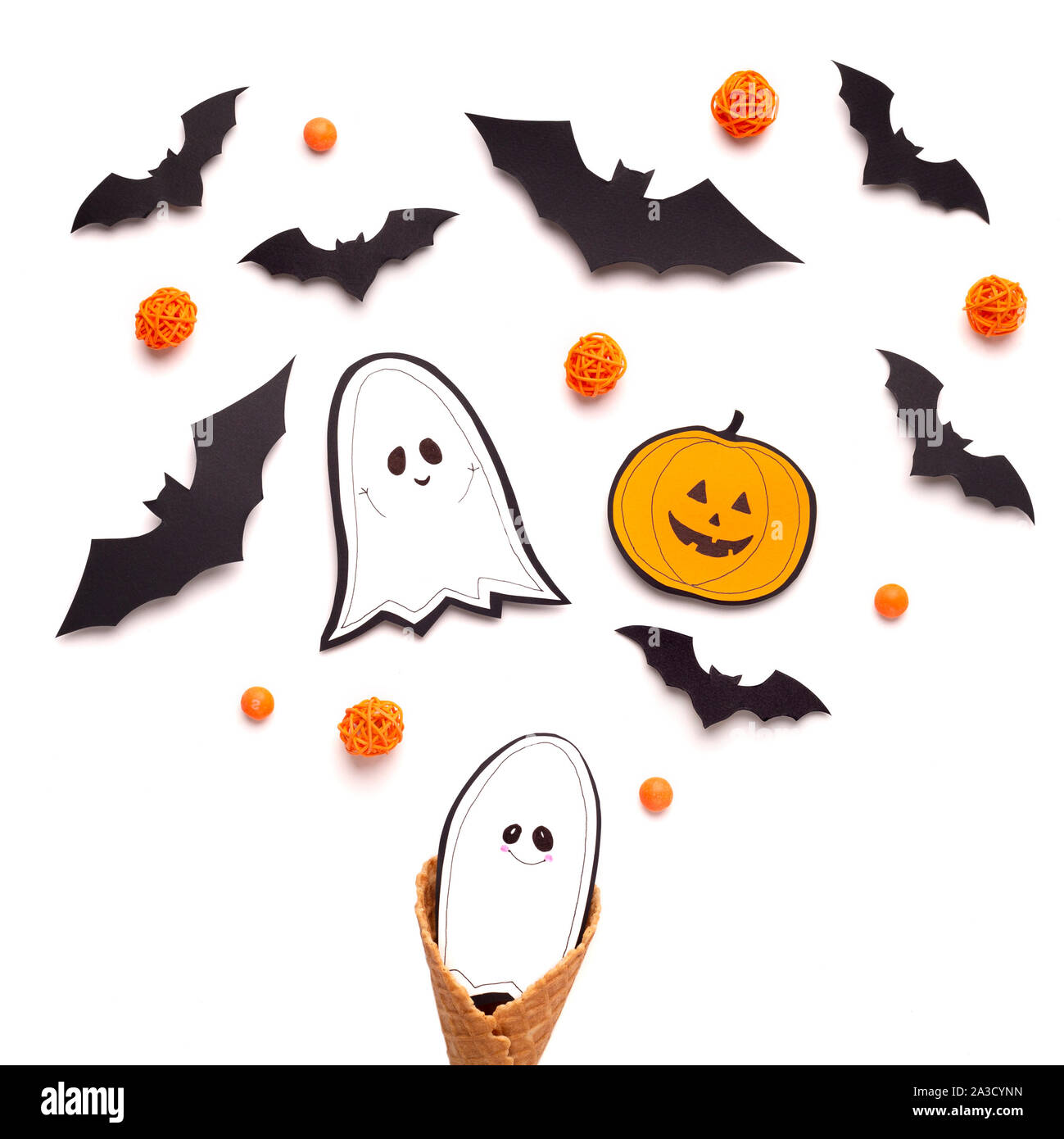 Cerca de Halloween figuras de fantasmas, calabazas y murciélagos Fotografía  de stock - Alamy