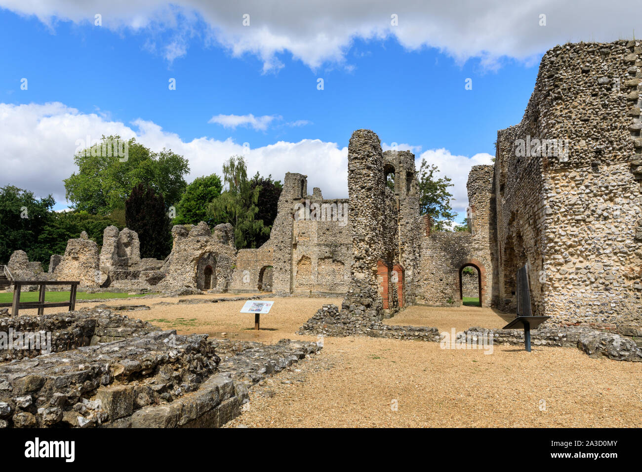También Wolvesey Wolvesey Castillo, Palacio o el antiguo palacio del obispo, ruinas de castillos en Sunshine, Winchester, Hampshire, Inglaterra Foto de stock