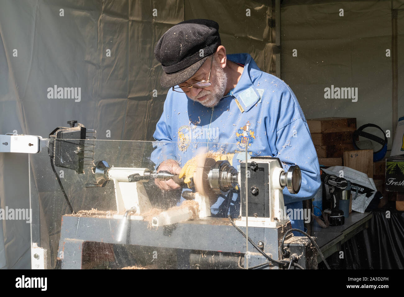 El hombre demostrando madera artesanías en la Feria de madera de Surrey Hills, REINO UNIDO Foto de stock