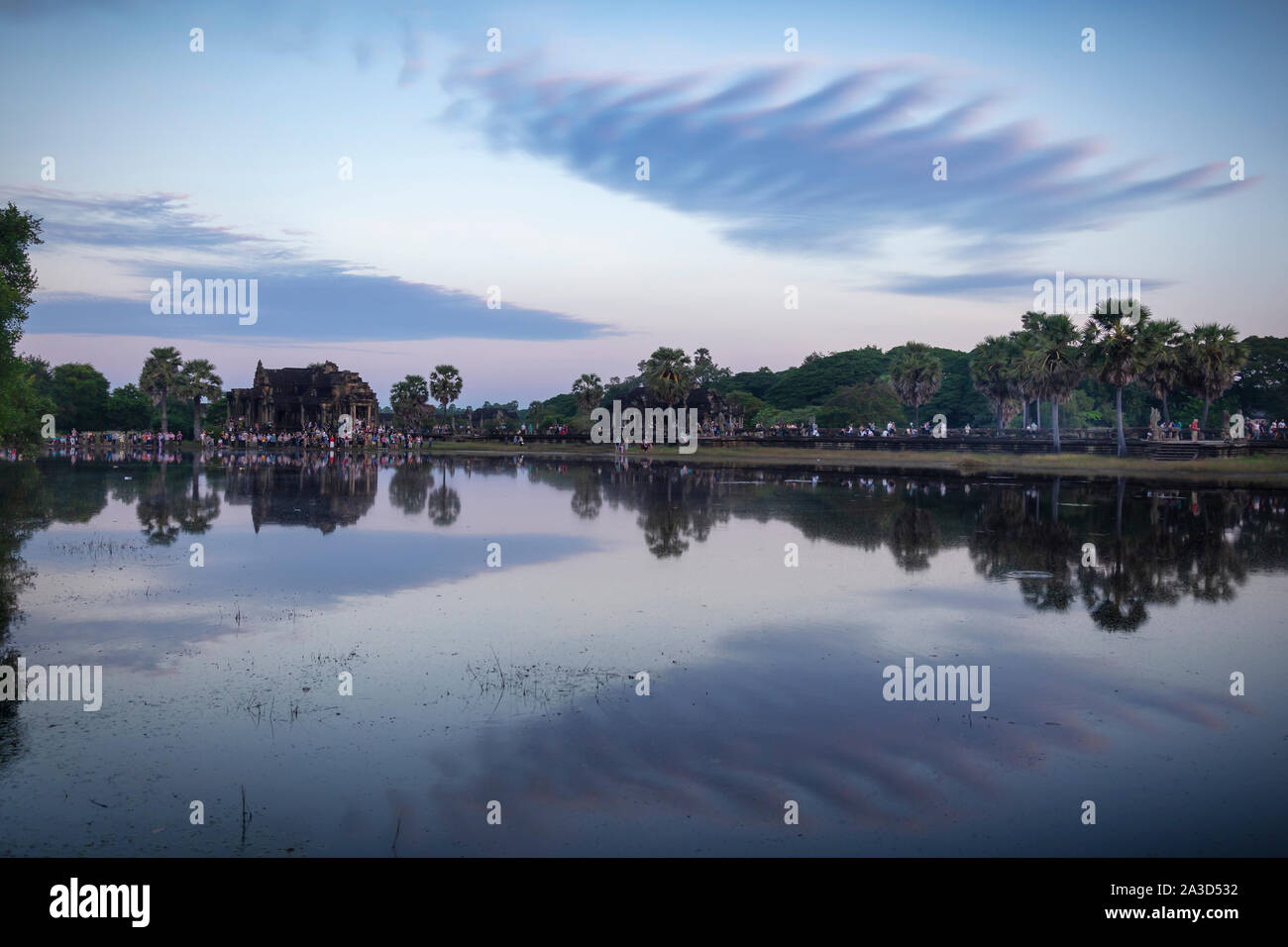 Nube refleja en el lago en Angkor Wat Foto de stock