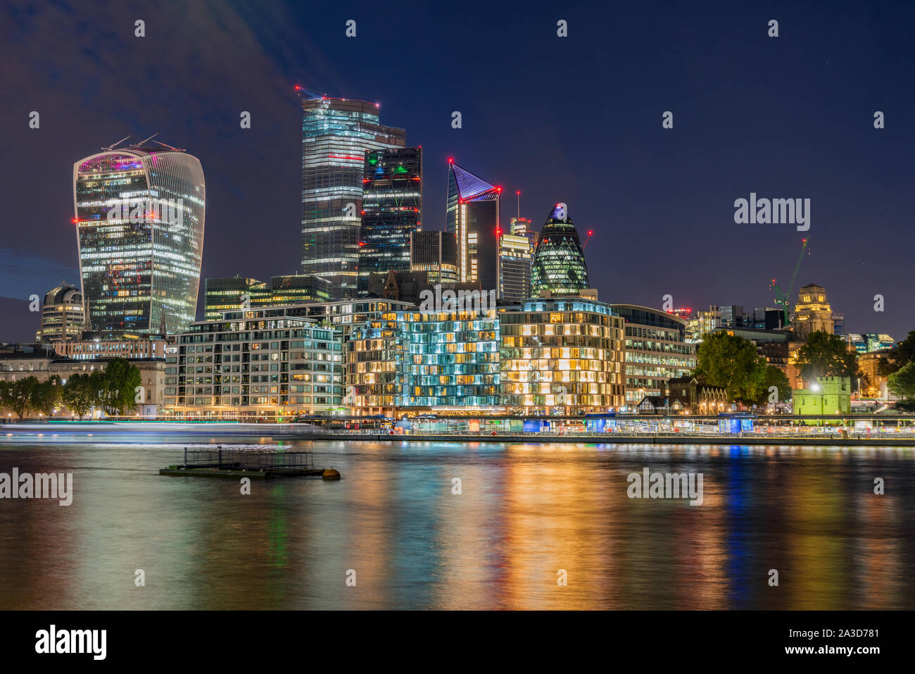 Ciudad de Londres de noche, visto desde la orilla sur del río Támesis Foto de stock