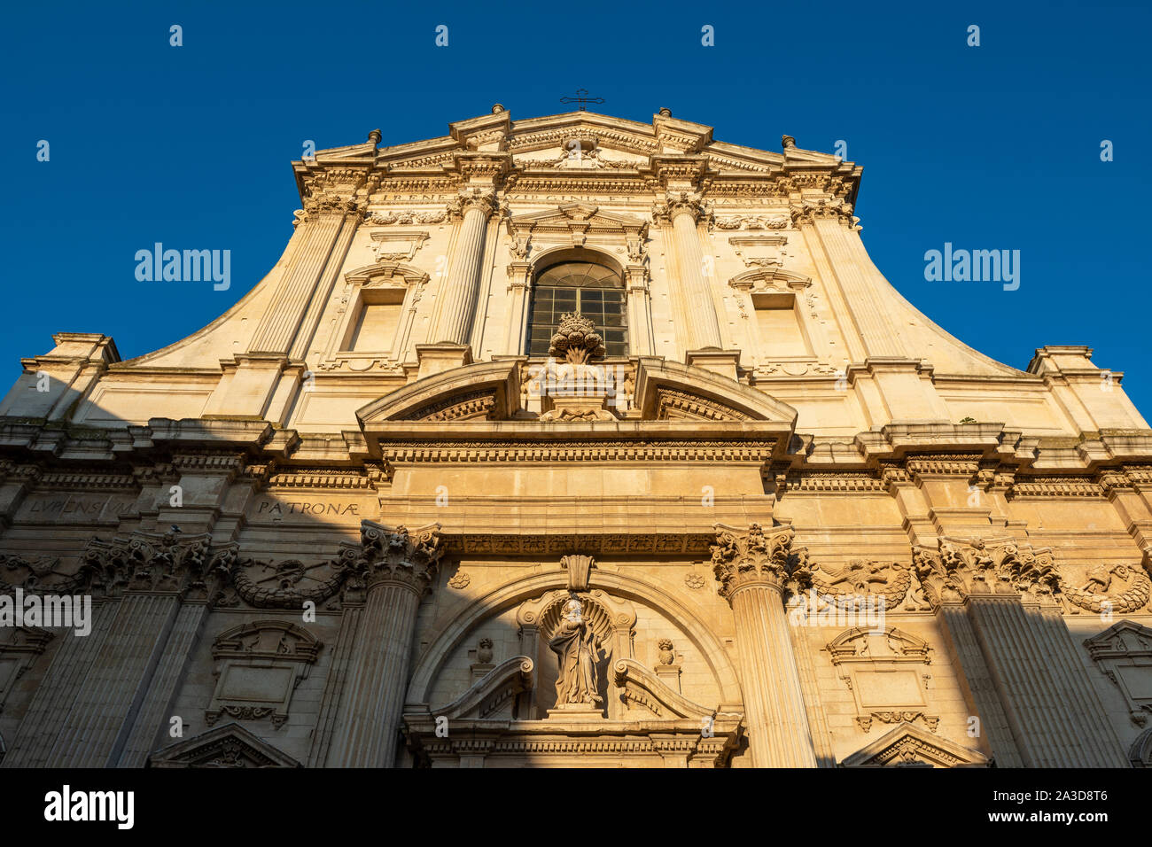 Temprano en la mañana sol ilumina la fachada de la iglesia barroca Chiesa di Santa Irene (Iglesia de Santa Irene) en Lecce, Apulia (Puglia) en el sur de Ita Foto de stock