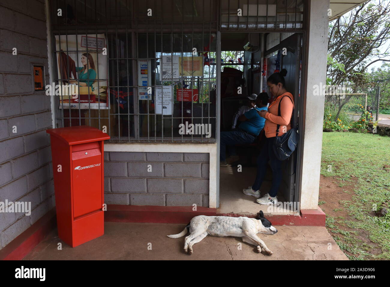 Hanga Roa, Chile. 23 Sep, 2019. Una mujer es visto en el interior de la  oficina de correos.Hanga Roa es la capital de la Isla de Pascua, una isla  chilena en el