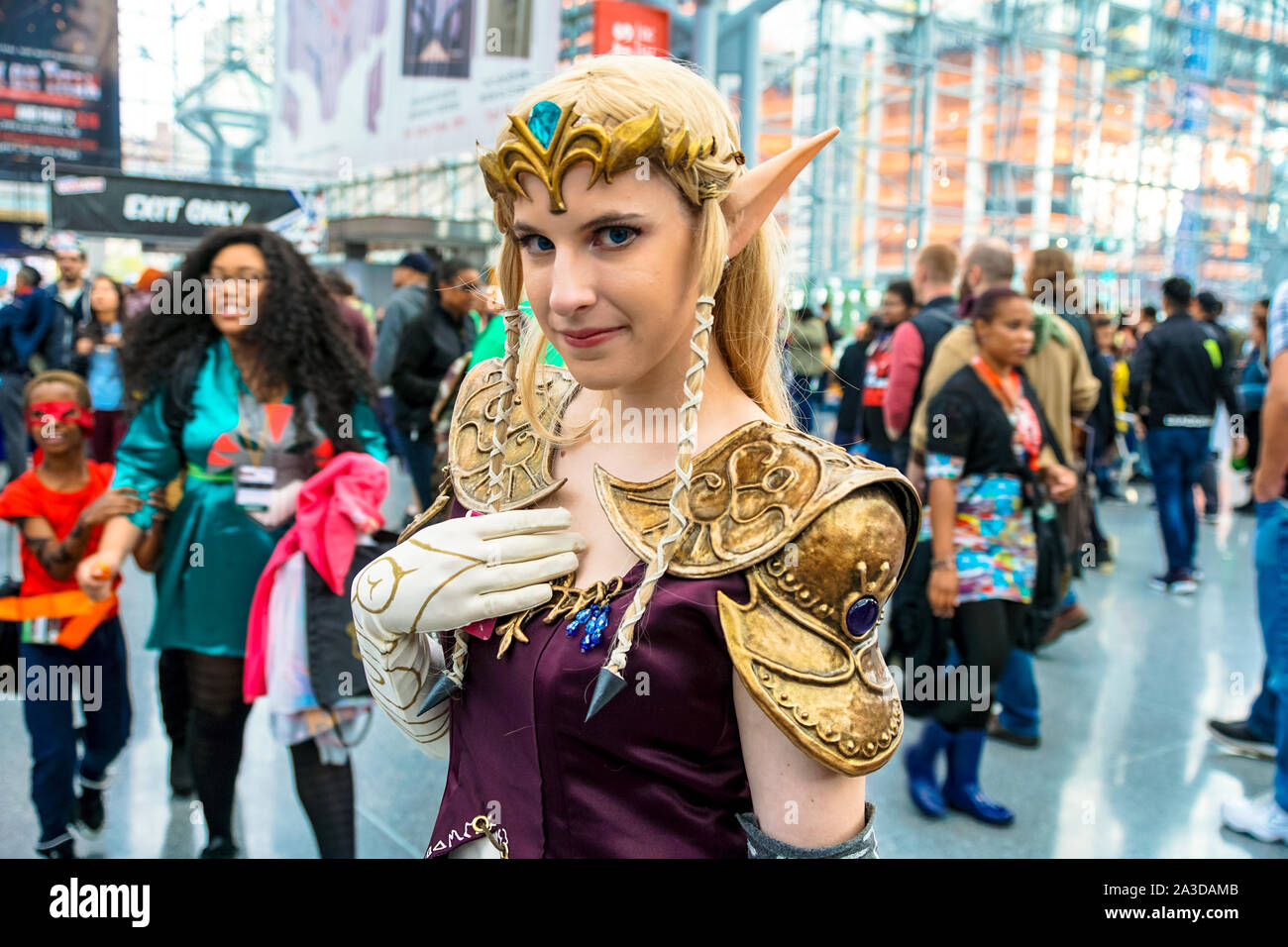 Centro de Convenciones Jacob K. Javits, New York New York - Octubre 9, 2016: Una hermosa cosplayer vestida como Princesa Zelda. Foto de stock