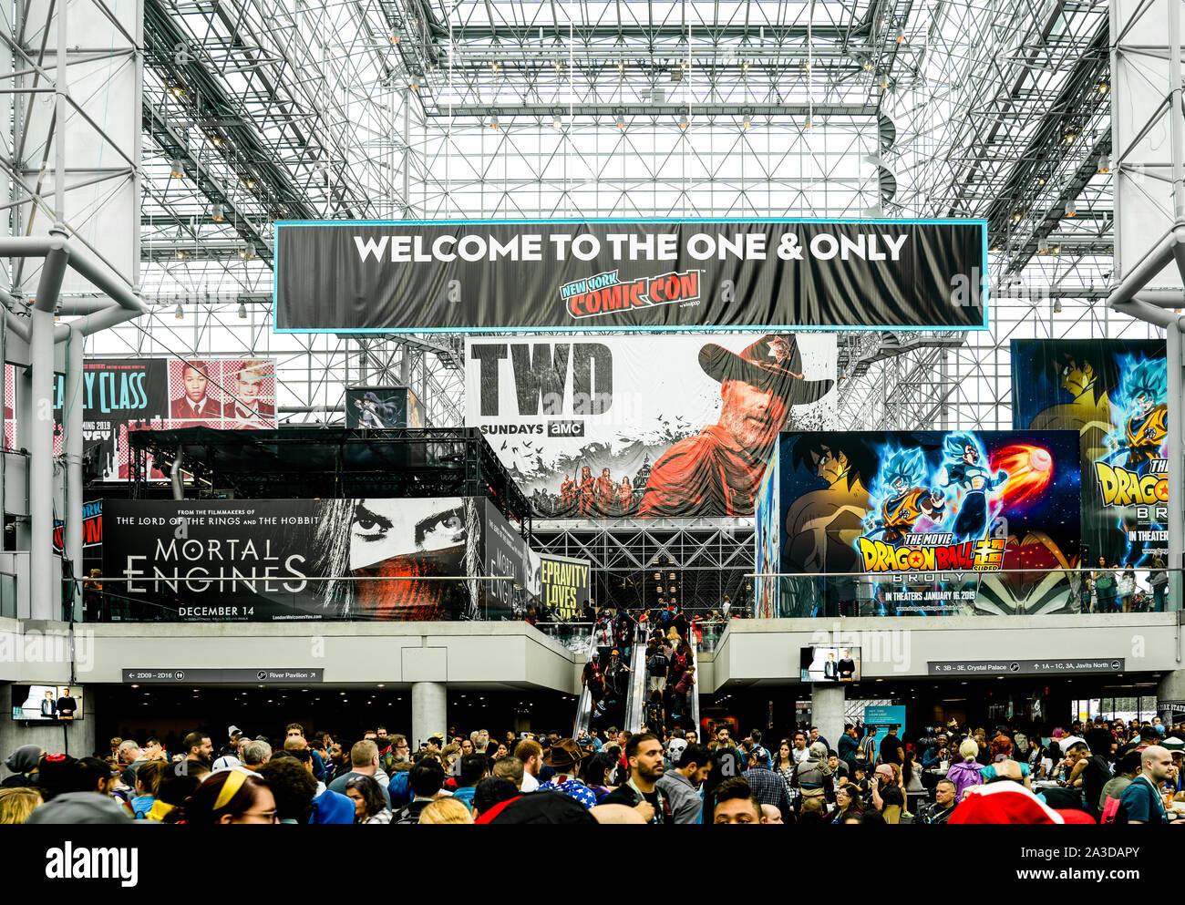 Jacob K. Javits Convention Center, Nueva York, Nueva York - 10 de octubre de 2018: Multitud de la popular conferencia Comic Con Nueva York. Foto de stock