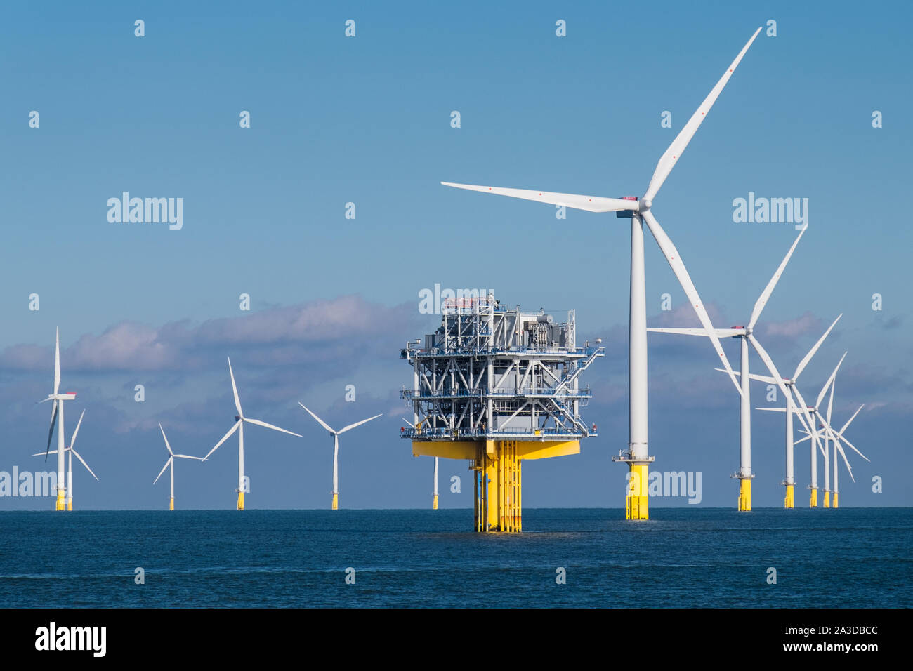 Algunas de las 175 turbinas y una de las dos subestaciones offshore en el parque eólico offshore de London Array, que fue la más grande del mundo parque eólico offshore hasta 2017 Foto de stock