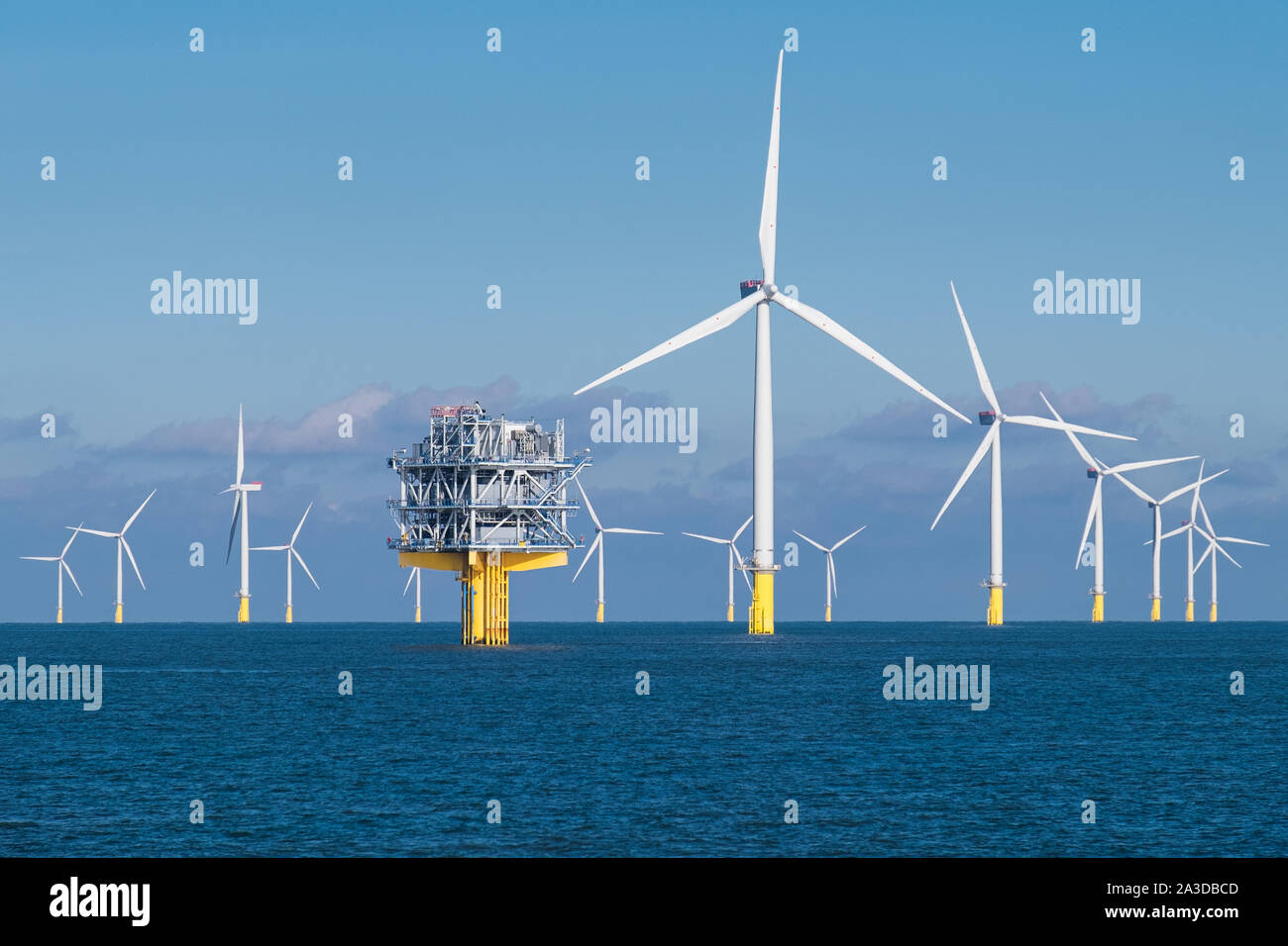 Algunas de las 175 turbinas y una de las dos subestaciones offshore en el parque eólico offshore de London Array, que fue la más grande del mundo parque eólico offshore hasta 2017 Foto de stock