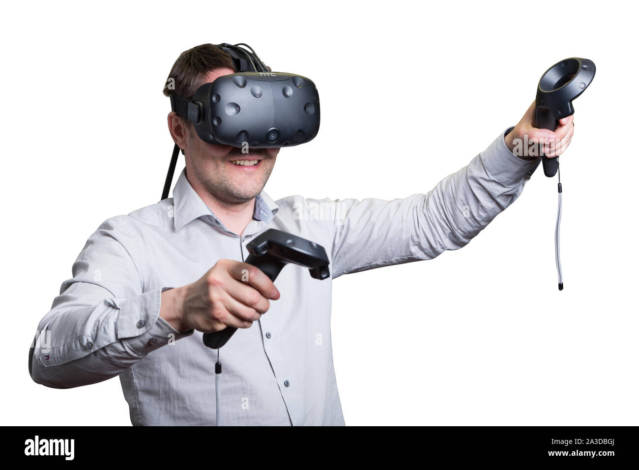 Hombre que llevaba un casco de realidad virtual y un juego Foto de stock