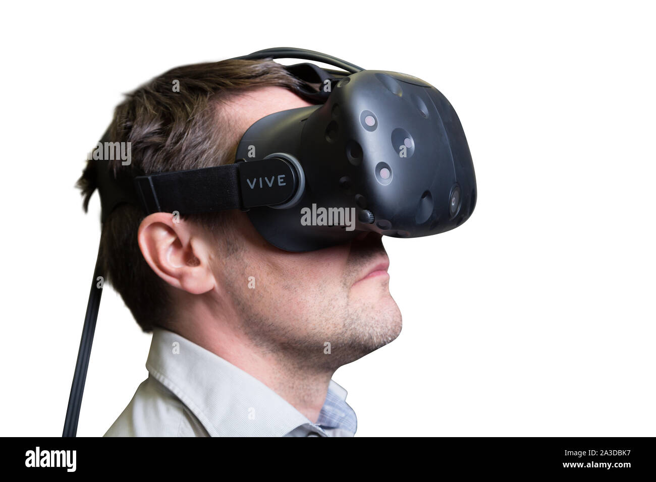 Hombre que llevaba un casco de realidad virtual y un juego Foto de stock