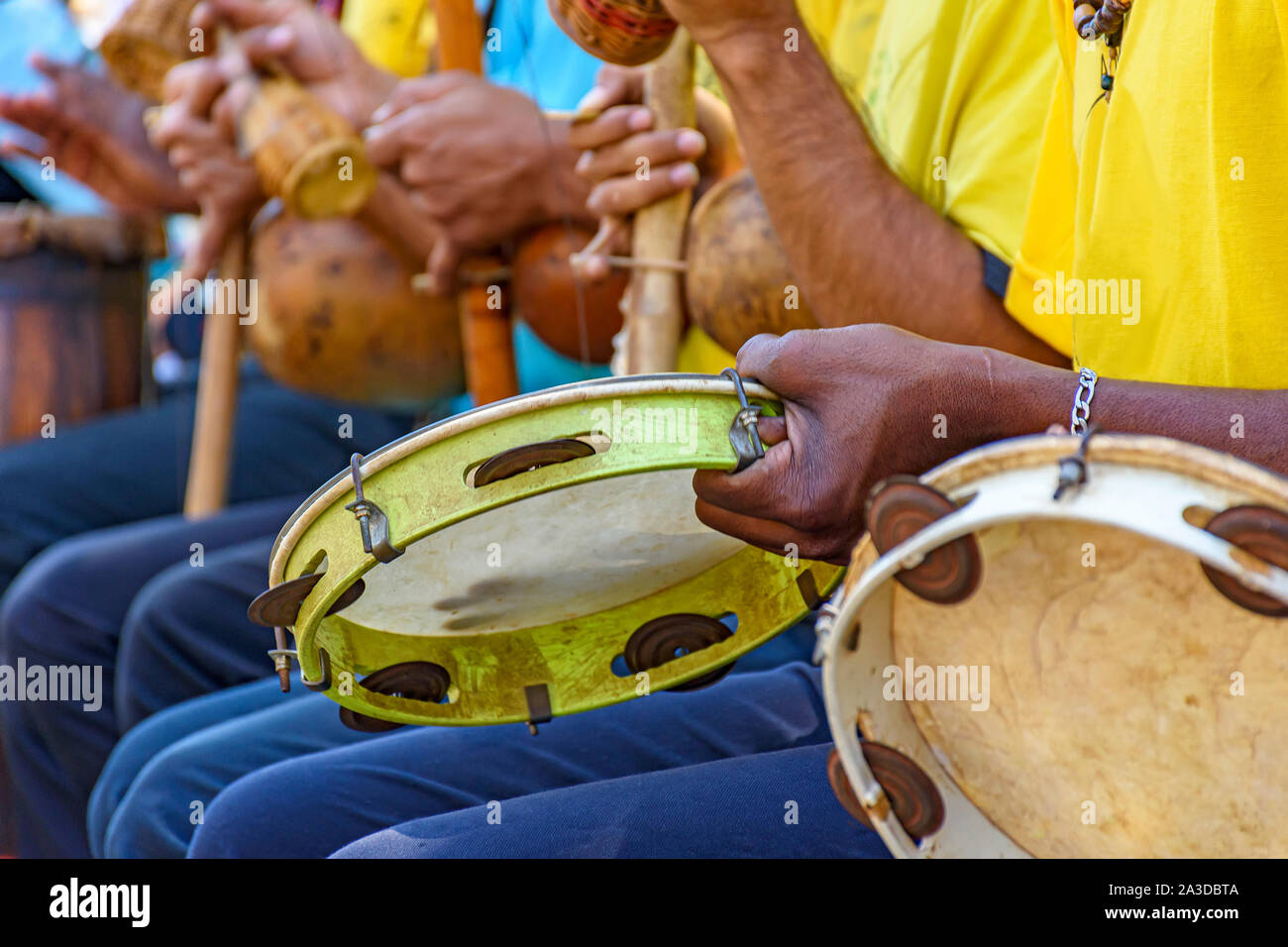 Instrumento musical brasileño llamado berimbau, pandereta y otros  generalmente utilizados durante la capoeira traídos de África y modificada  por los esclavos Fotografía de stock - Alamy