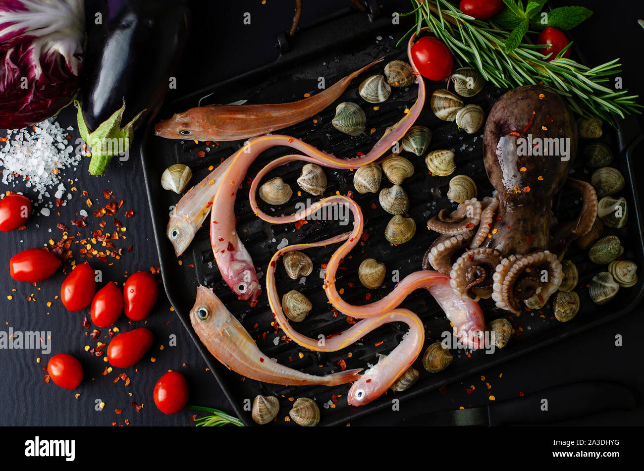 Vista superior de mariscos con verduras para cocinar. Concepto de cocina mediterránea. Foto de stock