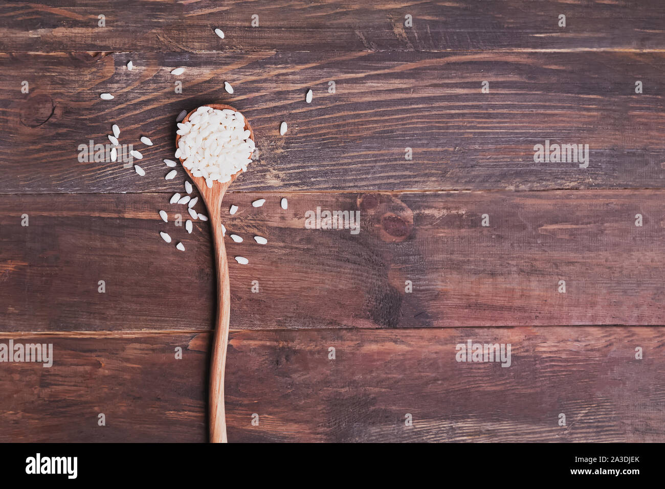 Una cuchara con arroz arborio o carnaroli sobre fondo de madera Fotografía de stock Alamy