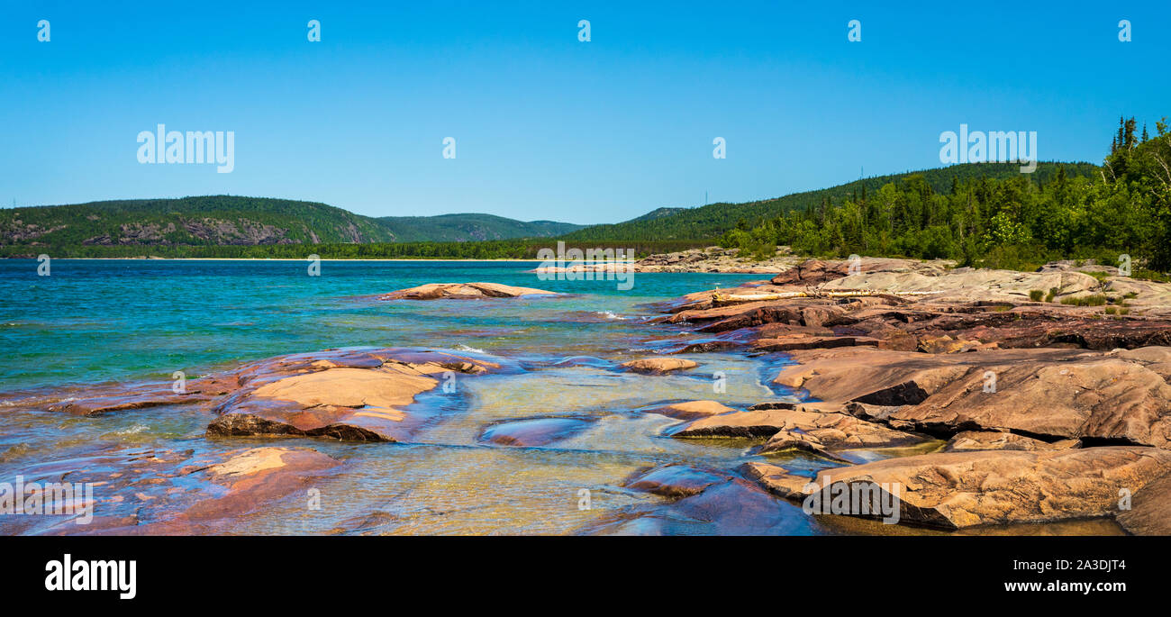 Vista de piedras rojas en la costa del Lago Superior en Parque Provincial Neys, Ontario, Canadá Foto de stock