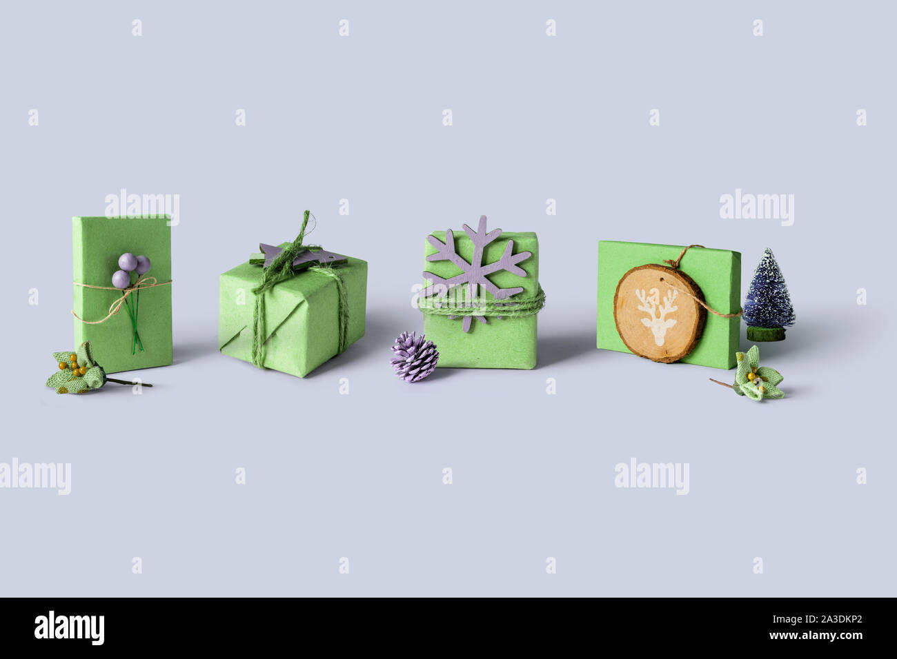 Composición de Navidad. Divertidos regalos de Navidad Verde caja con  envoltura casera, y decoración de fondo de invierno, Navidad, Año Nuevo o  compras c Fotografía de stock - Alamy