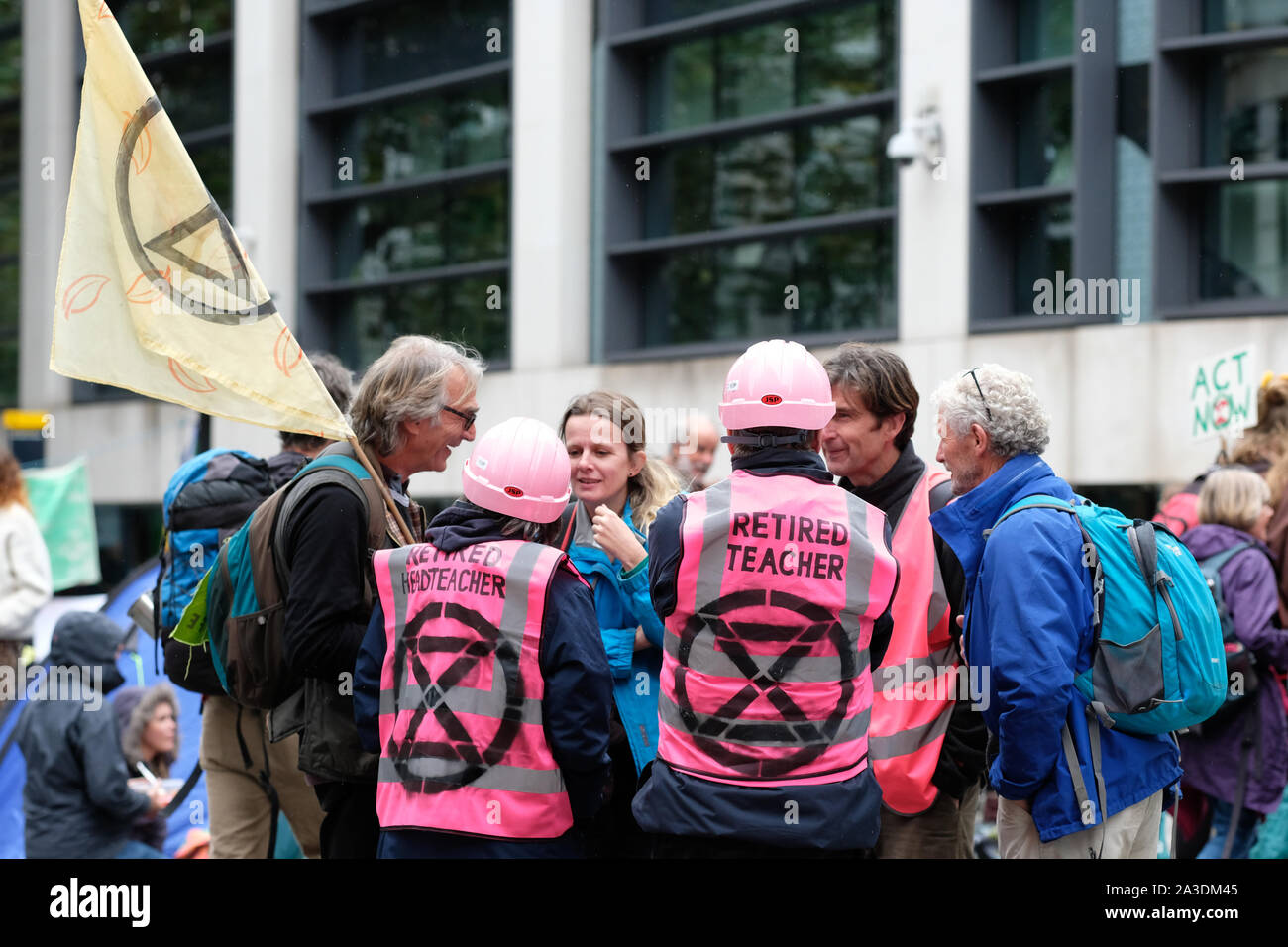 Westminster, Londres, Reino Unido - El lunes 7 de octubre de 2019 - Extinción rebelión XR Clima manifestantes incluyendo maestros jubilados se reúnen para discutir la táctica en Westminster el día 1 de la XR protesta. Foto Steven Mayo / Alamy Live News Foto de stock