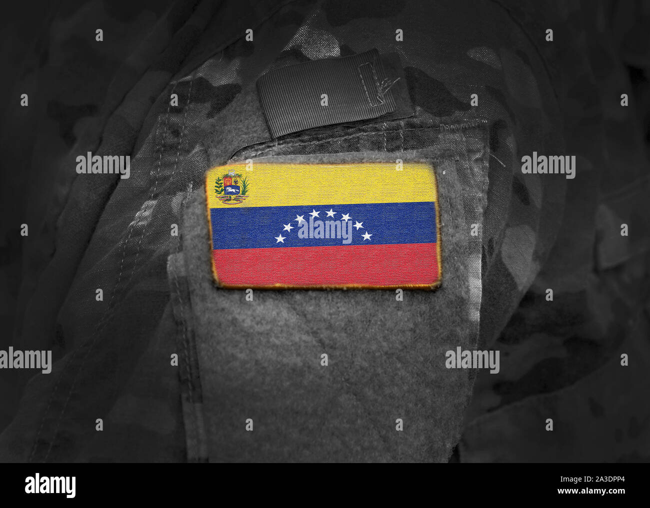 Bandera de Venezuela sobre soldados brazo (collage). Foto de stock