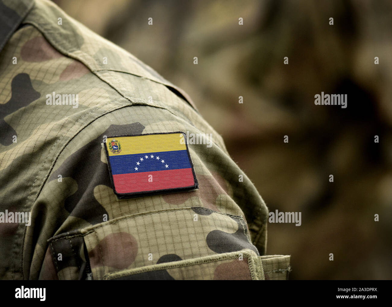 La bandera de Venezuela en uniforme militar (collage). Foto de stock