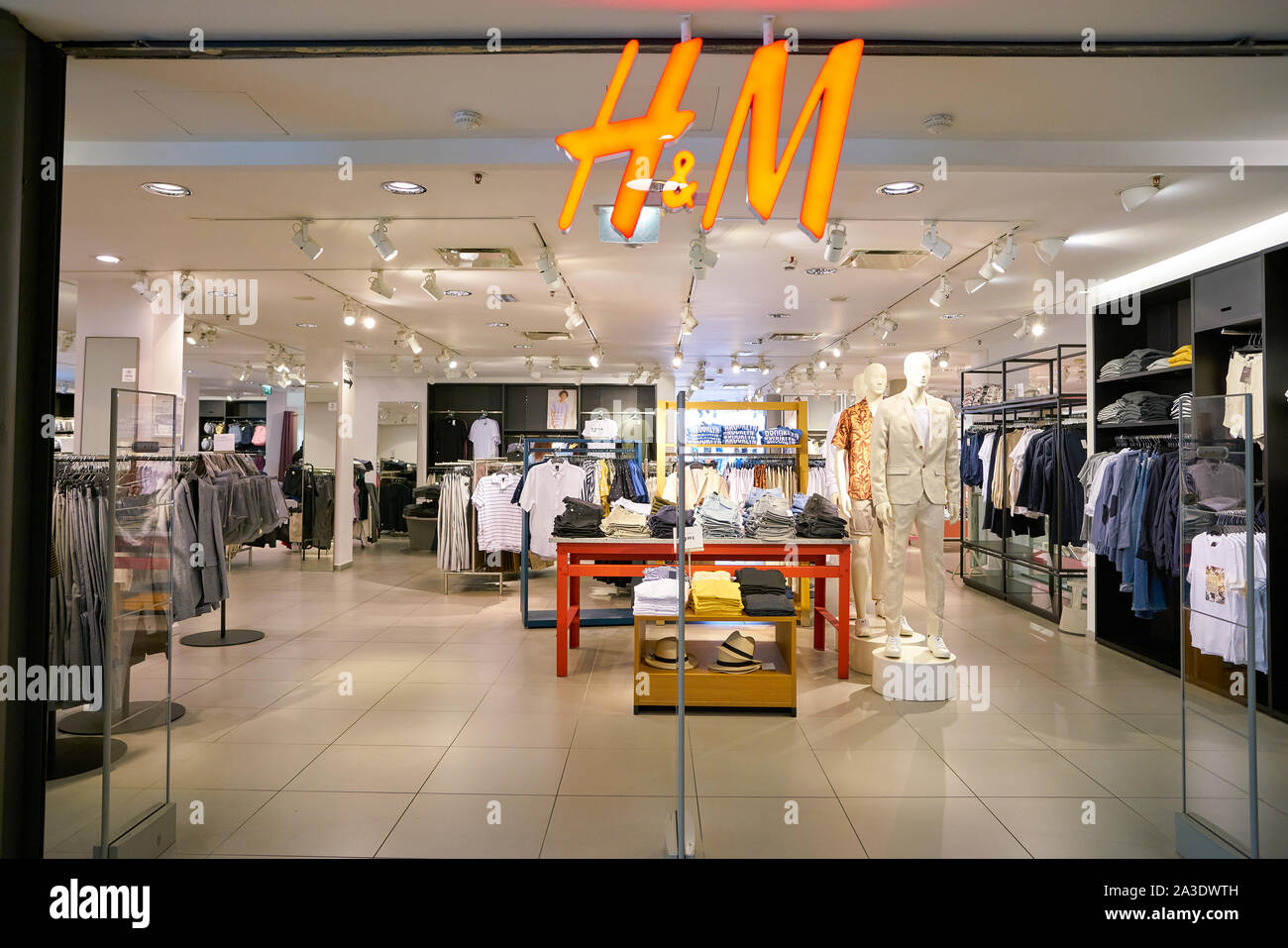 Venecia, Italia: CIRCA mayo, 2019: Entrada a H&M en "moneda" department  store Fotografía de stock - Alamy