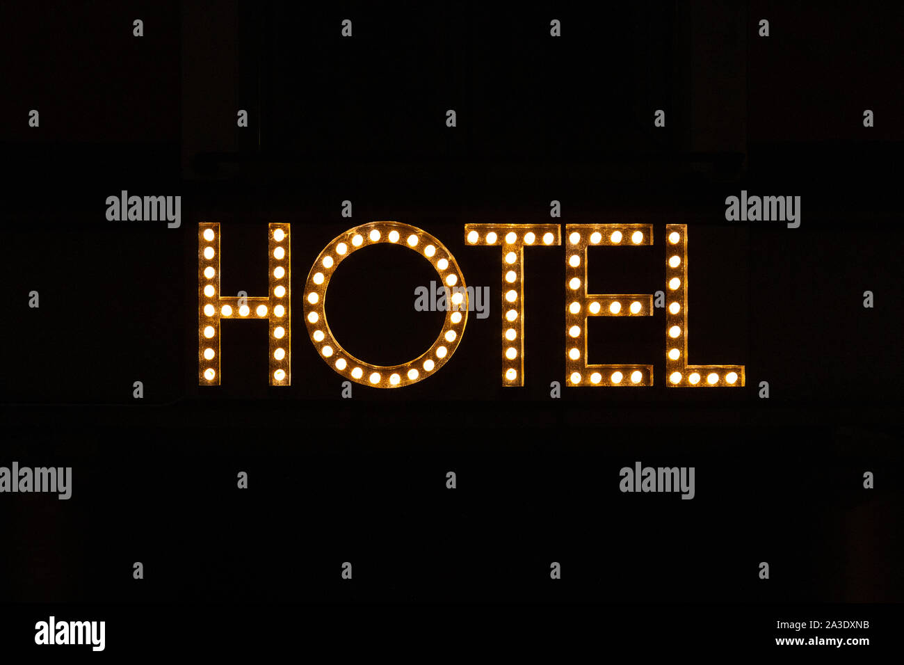 Bombilla de luz de un viejo cartel con la palabra "Hotel" colocado sobre la entrada de un hotel en Malmö, Suecia. Foto de stock