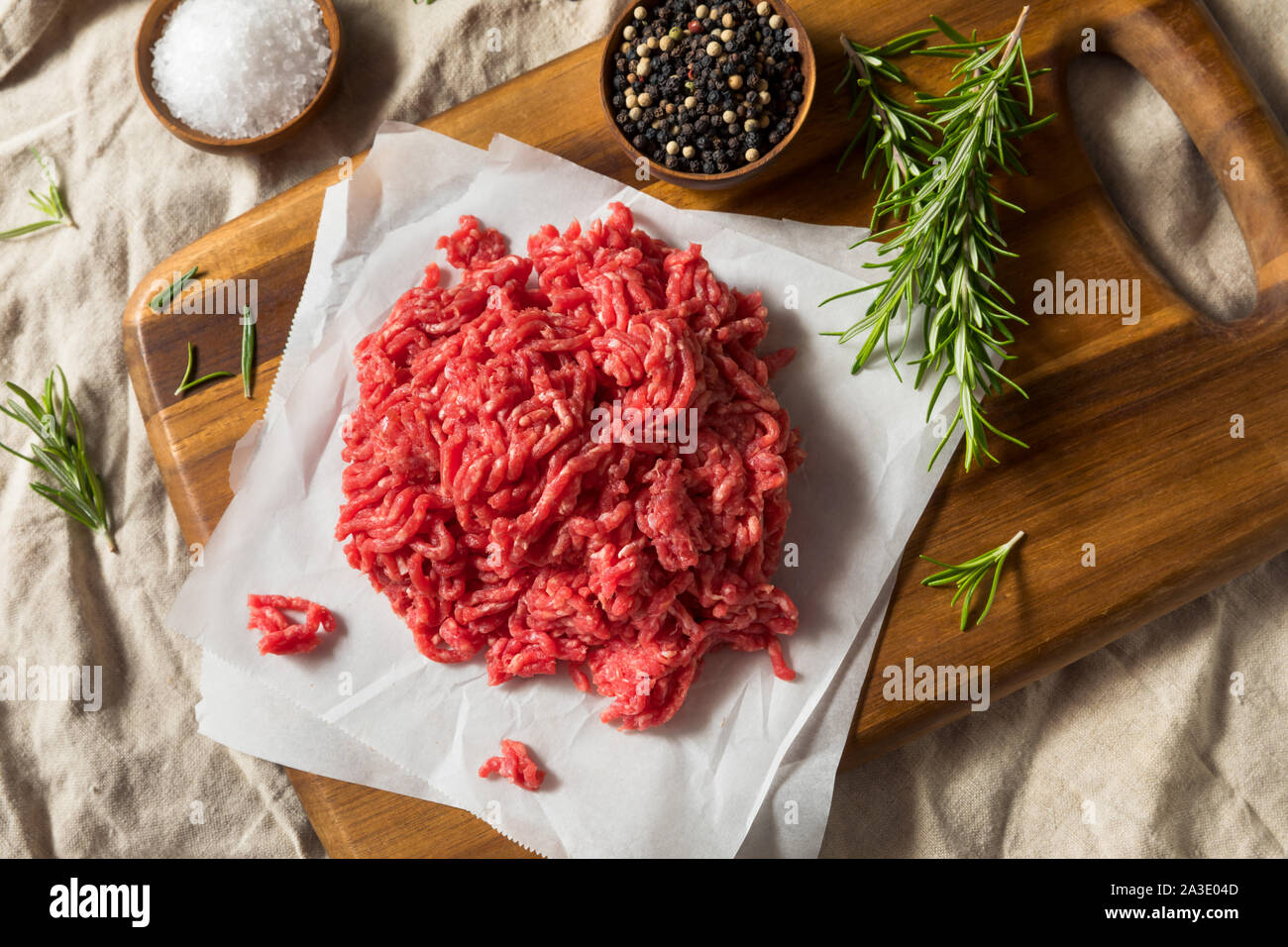 Las materias orgánicas de tierra roja, listo para cocinar la carne picada Foto de stock