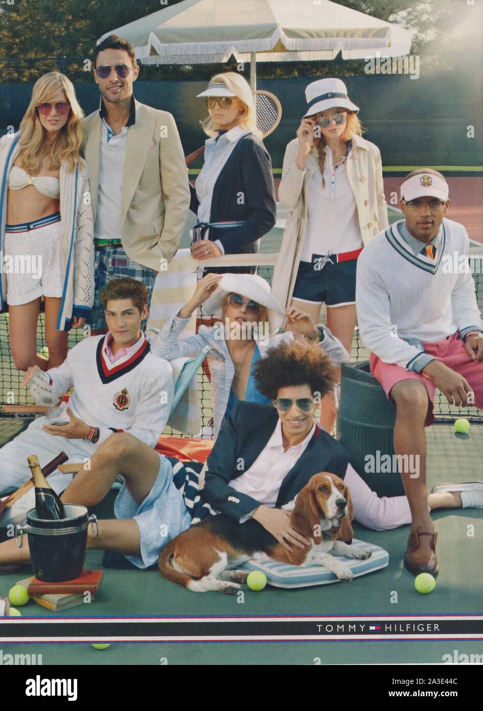 Cartel de publicidad Tommy Hilfiger casa de moda en la revista de papel de  2011 años, publicidad, creativo Tommy Hilfiger anuncio 2010s Fotografía de  stock - Alamy