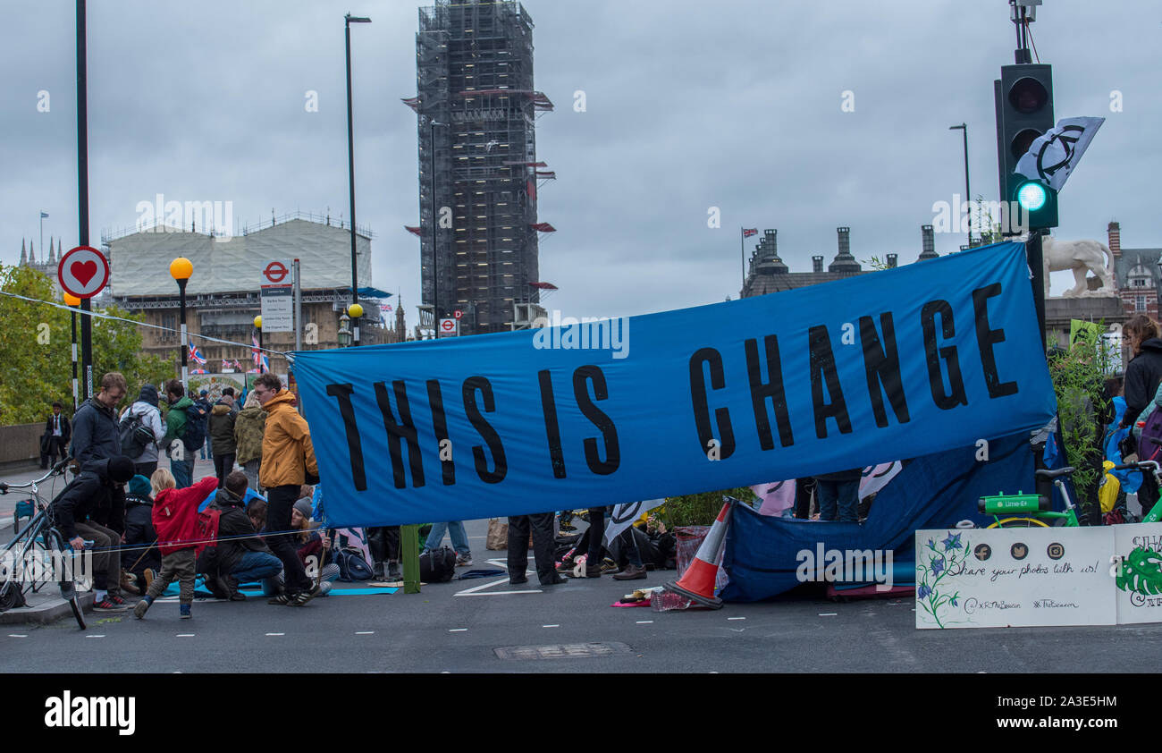 El puente de Westminster, Londres, Reino Unido. El 7 de octubre de 2019. Extinción rebelión activistas contra el cambio climático se reúnen fuera de St Thomas' Hospital y Westminster Bridge creando la interrupción del tráfico en las principales carreteras alrededor de Westminster. Este fue el primer día de las protestas que se están planificando cruzando Londres para la próxima quincena para crear conciencia del cambio climático global. Celia McMahon/Alamy Live News. Crédito: Celia McMahon/Alamy Live News Foto de stock