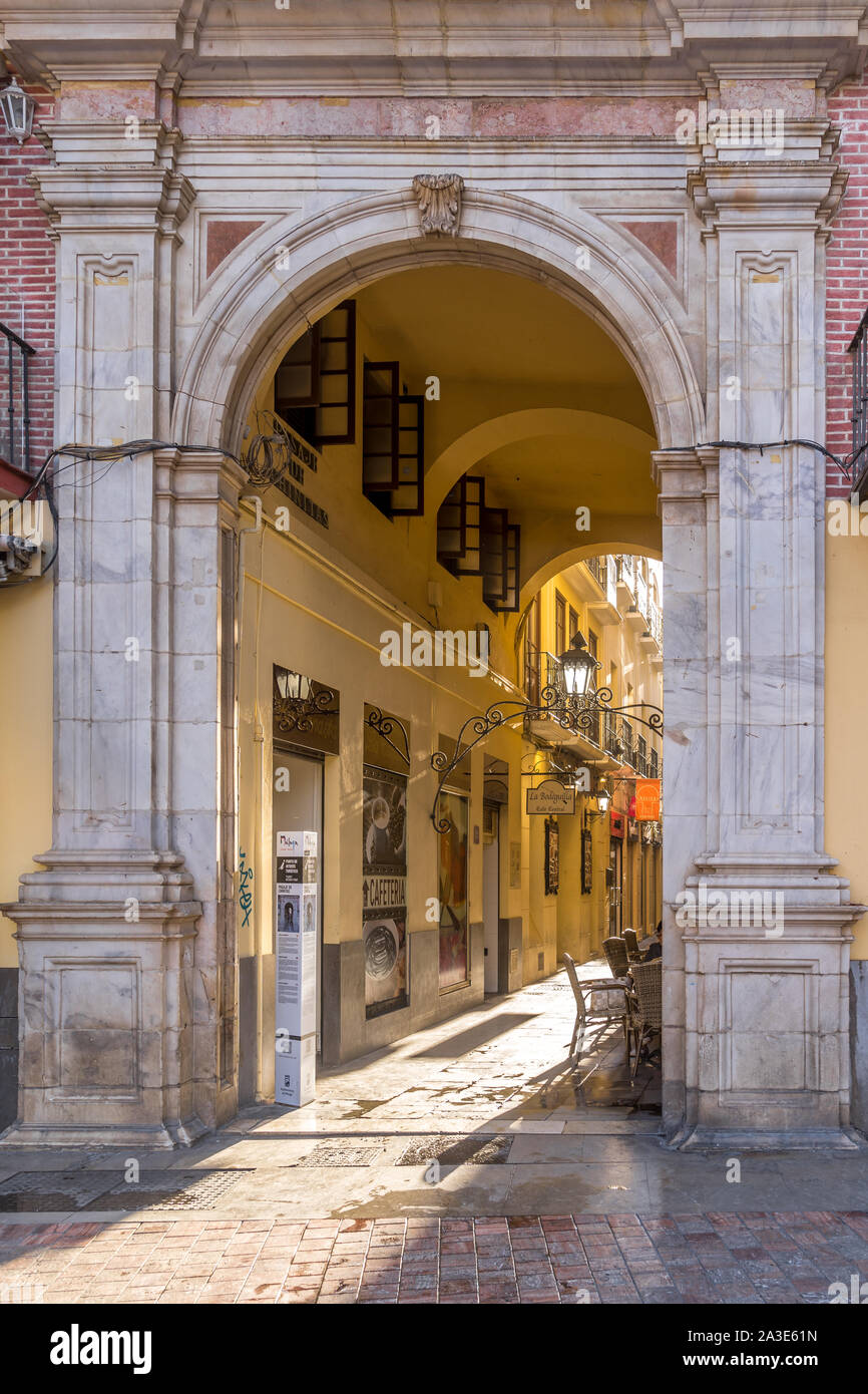 Domingo por la mañana, vista de Málaga centro histórico de la ciudad con calles estrechas y arcos en el sur de España Foto de stock