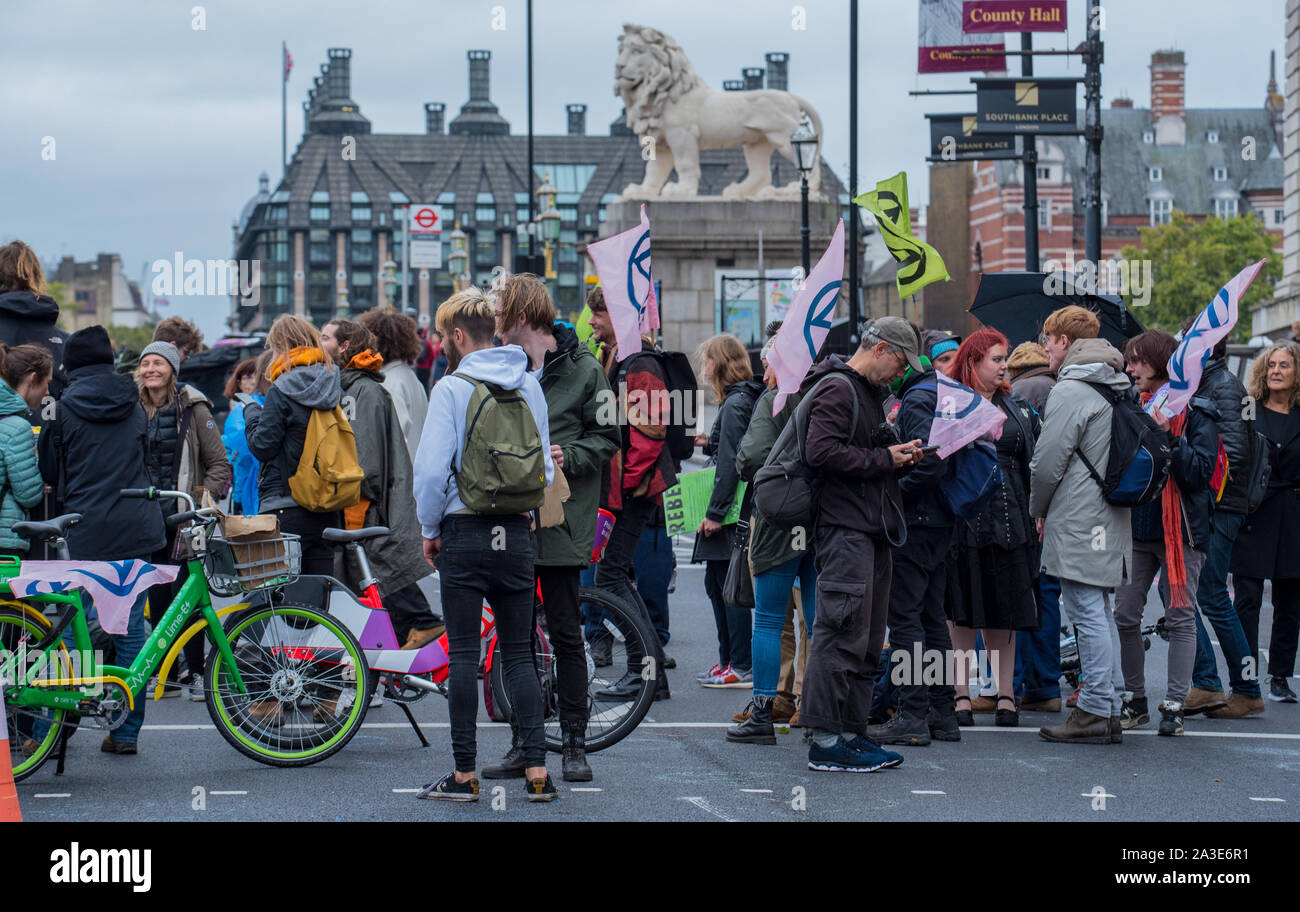 El puente de Westminster, Londres, Reino Unido. El 7 de octubre de 2019. Extinción rebelión activistas contra el cambio climático se reúnen fuera de St Thomas' Hospital y Westminster Bridge creando la interrupción del tráfico en las principales carreteras alrededor de Westminster. Este fue el primer día de las protestas que se están planificando cruzando Londres para la próxima quincena para crear conciencia del cambio climático global. Celia McMahon/Alamy Live News. Crédito: Celia McMahon/Alamy Live News Foto de stock