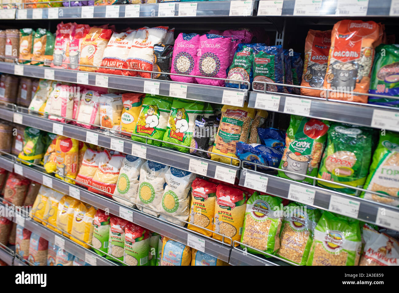 Minsk, Bielorrusia - Septiembre 27, 2019: Contador con diversos cereales en un supermercado. Foto de stock