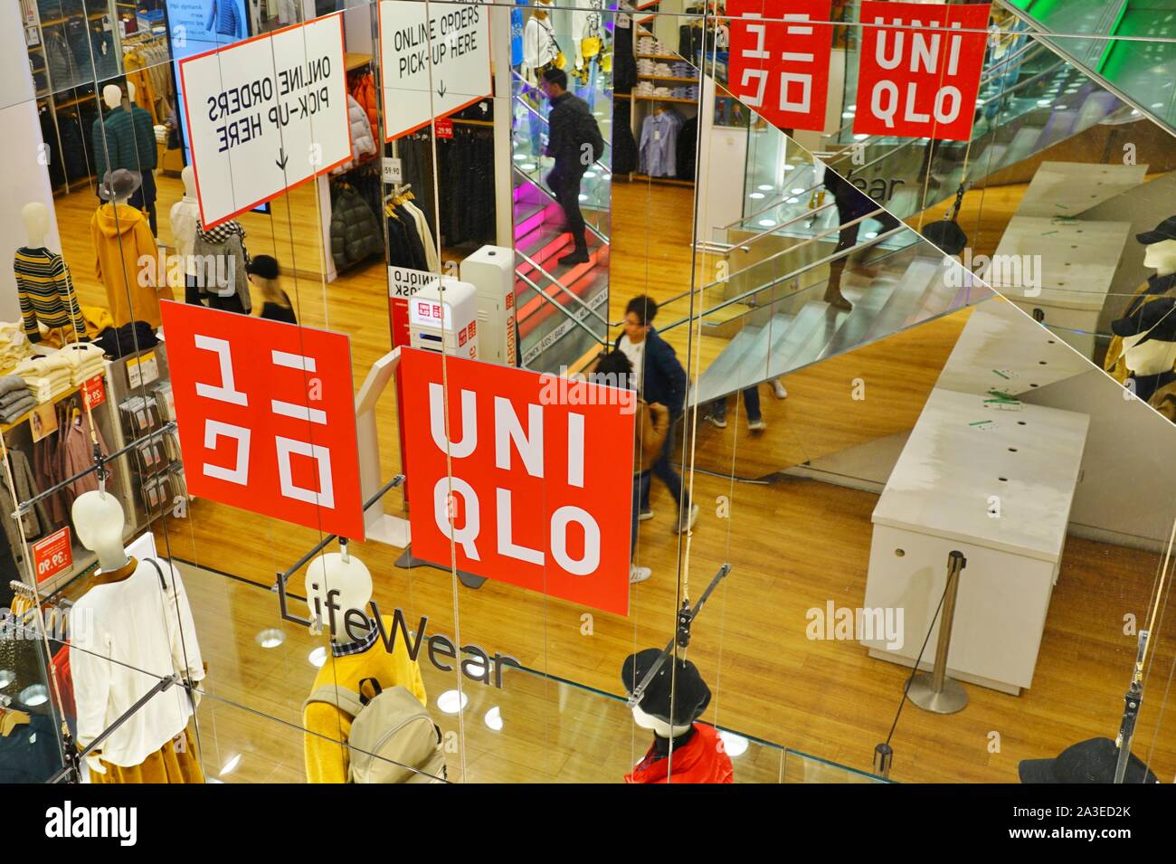 Uniqlo store on fifth avenue fotografías e imágenes de alta resolución -  Alamy