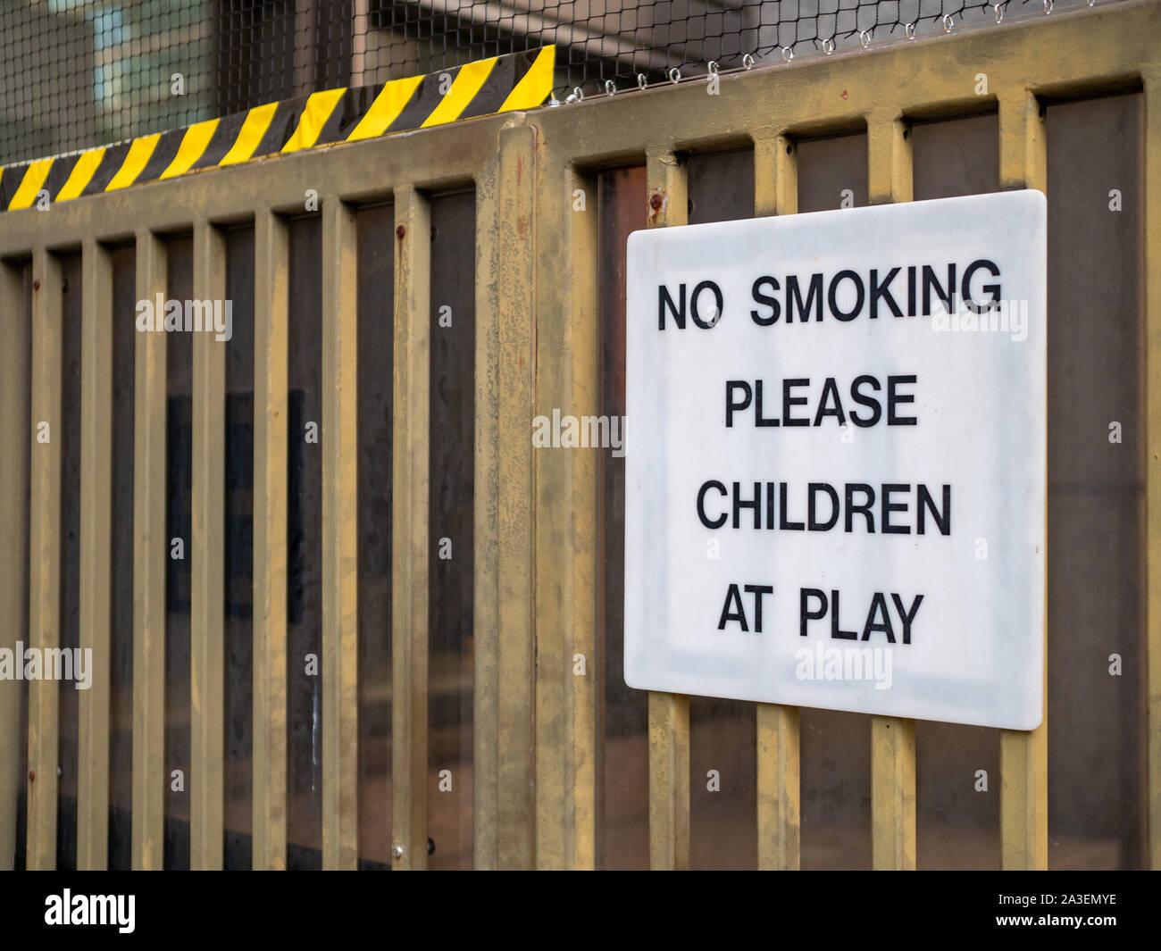 Por favor, no fumar, los niños juegan a firmar en el cerco en la zona de  juegos recreativos Fotografía de stock - Alamy