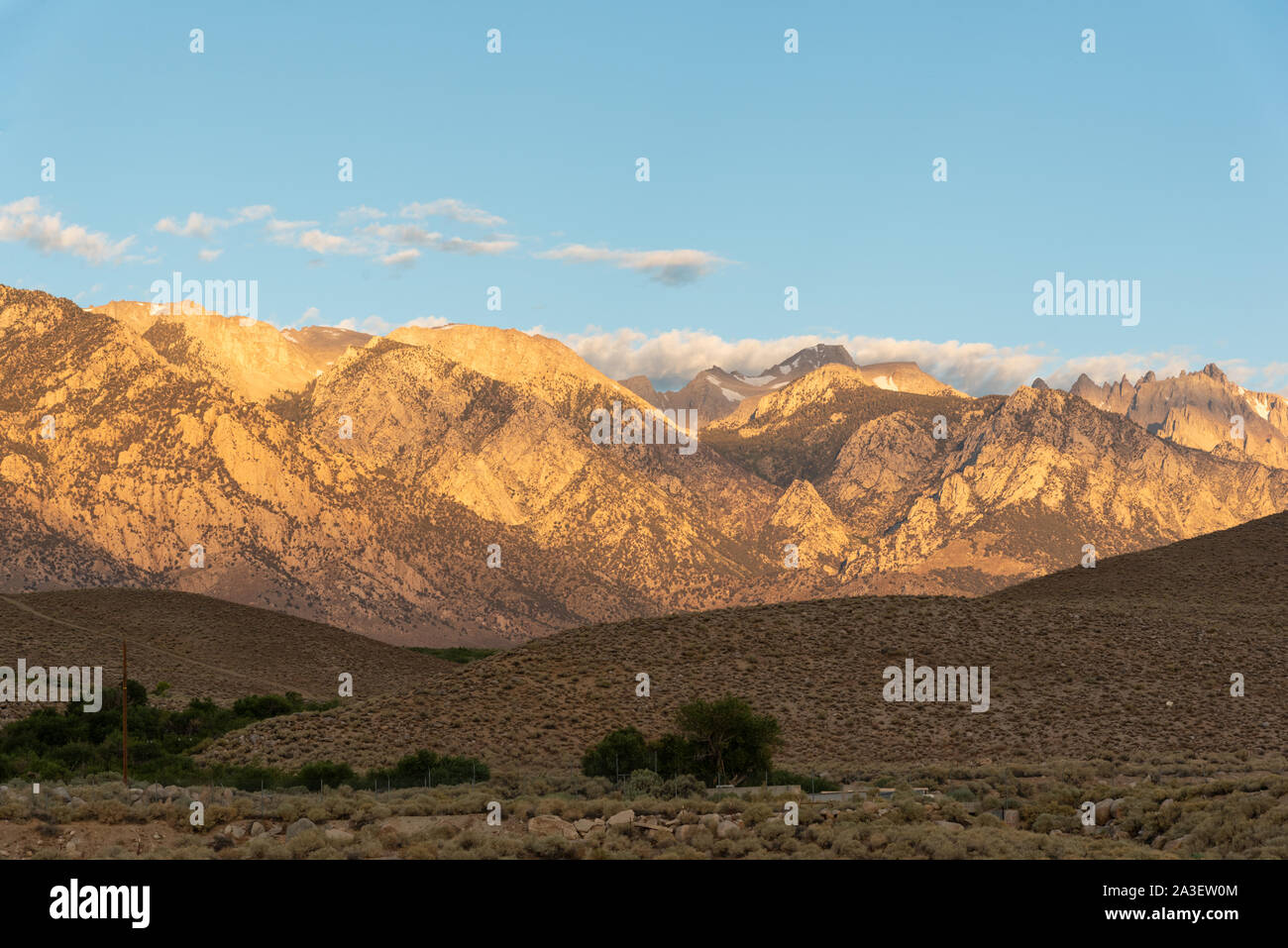 Mount Whitney y Sierra Nevada desde el Lone Pine, California Foto de stock