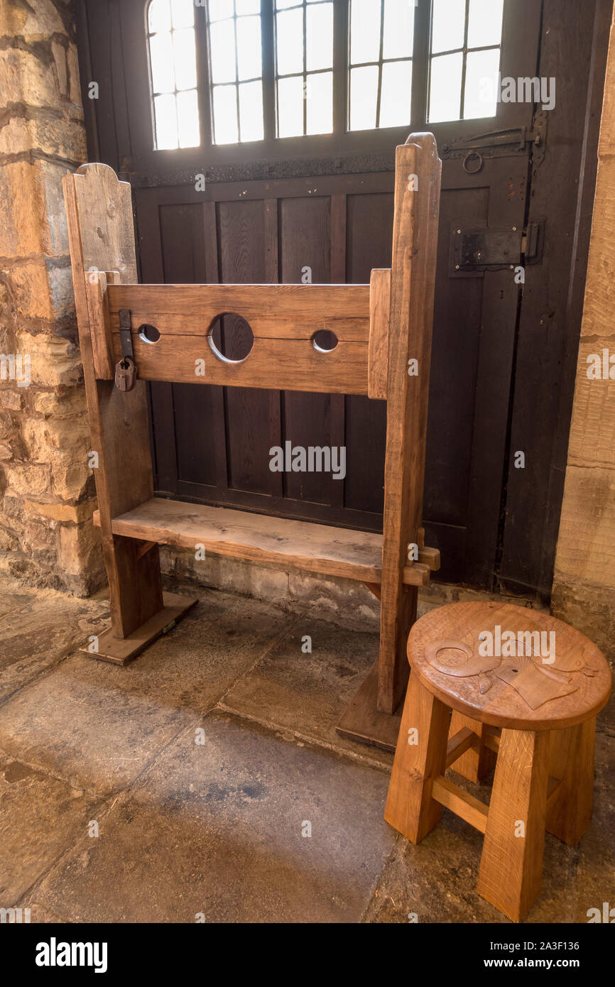 Cepo de madera antiguas existencias en la pantalla en la cárcel de Leicester Guildhall, Inglaterra, Reino Unido. Foto de stock