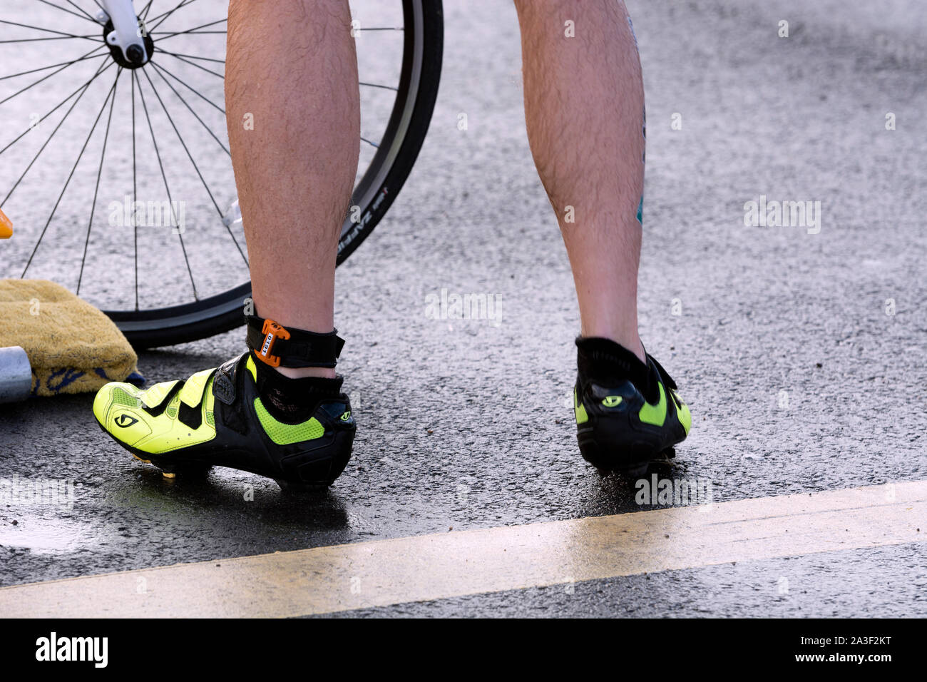 Un triatleta vistiendo plisado ciclismo zapatos y un chip de distribución Foto de stock