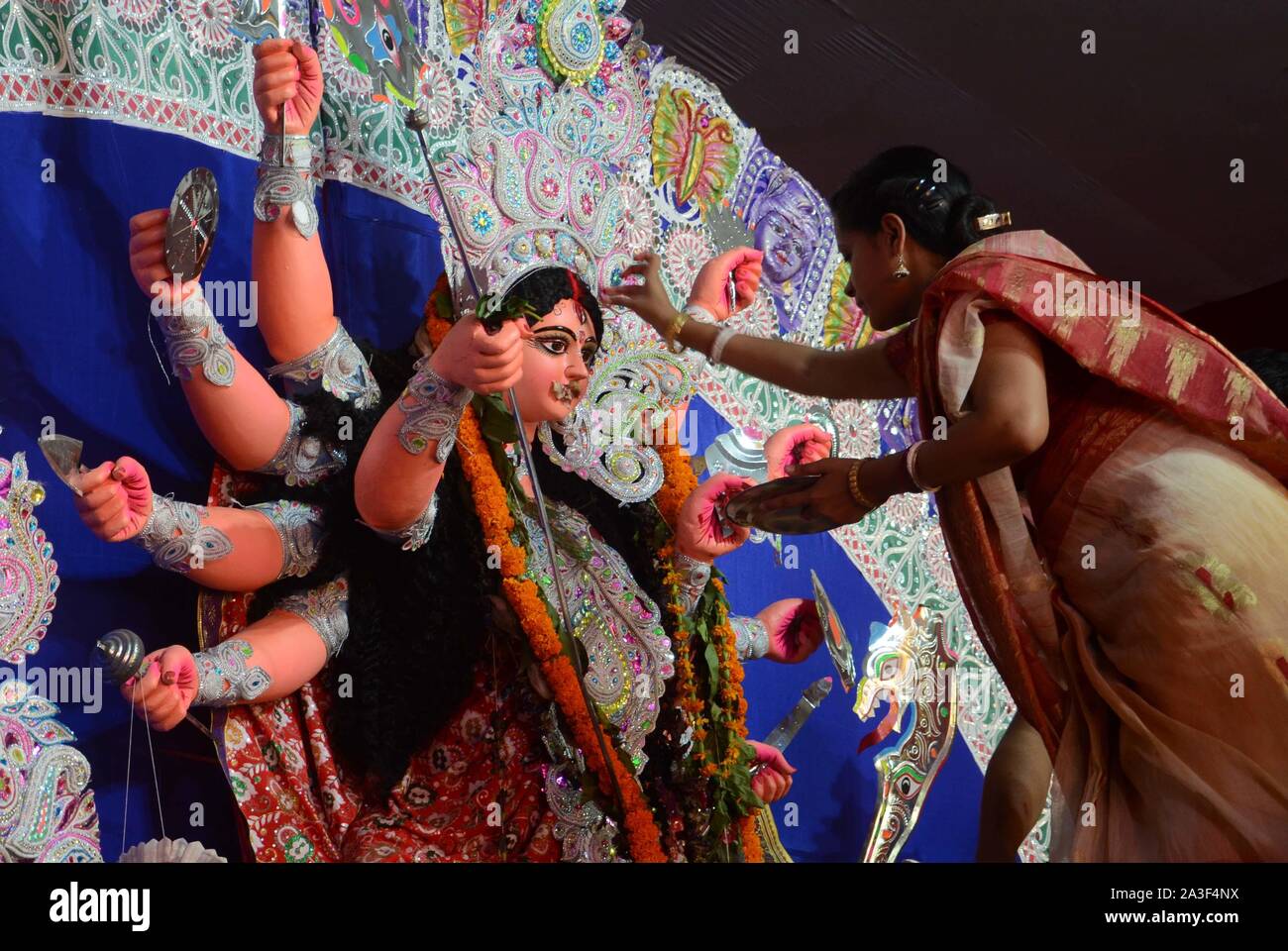 Allahabad, Uttar Pradesh, India. 8 Oct, 2019. Devoto bengalí realizar rituales antes de sumergir el ídolo de la diosa Durga en un estanque con ocasión del Festival VijayDashmi en Allahabad(Prayagraj) el martes, 08 de octubre de 2019. (Crédito de la Imagen: © Prabhat Kumar Verma/ZUMA Wire) Crédito: Zuma Press, Inc./Alamy Live News Foto de stock