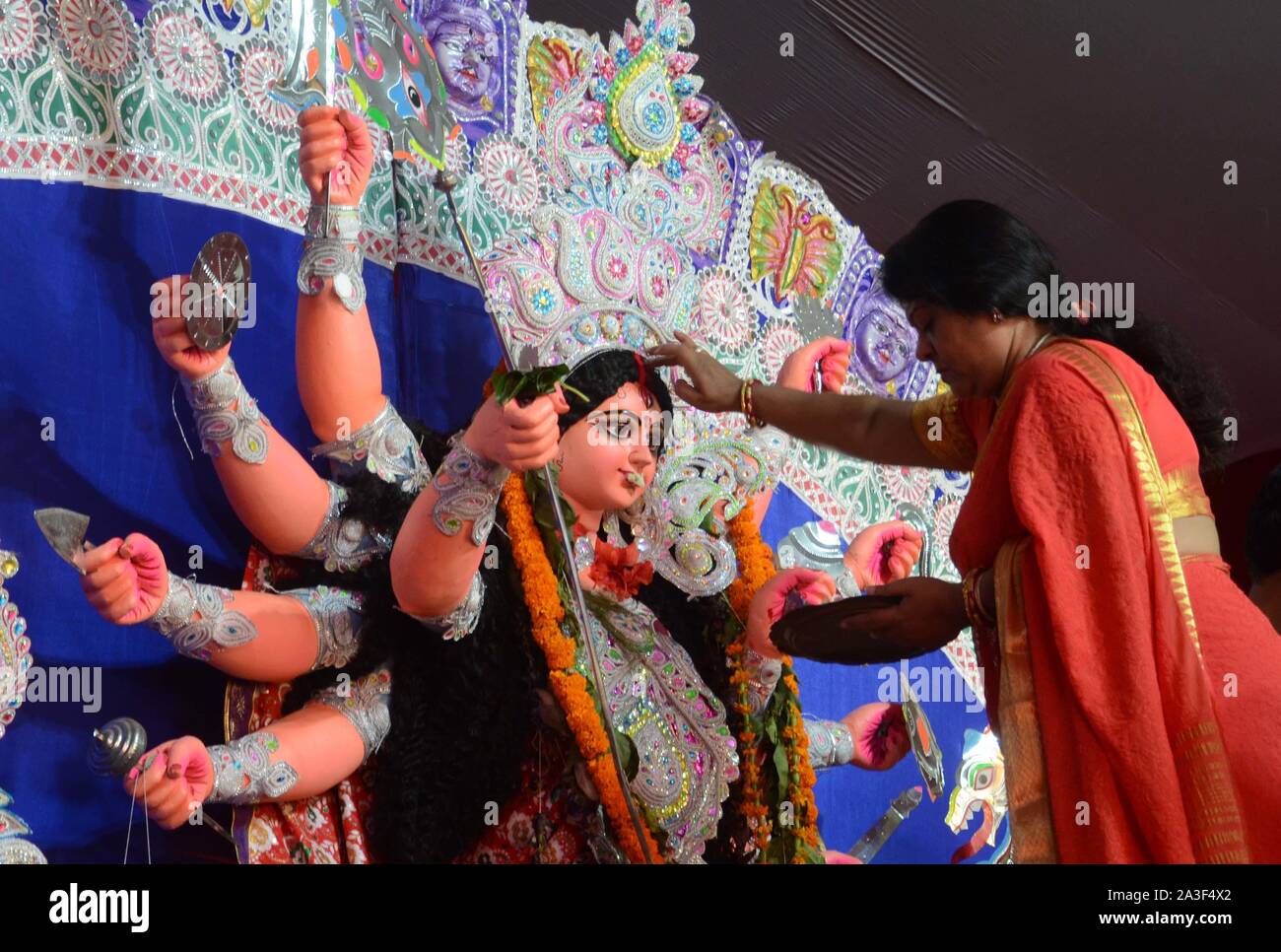 Allahabad, Uttar Pradesh, India. 8 Oct, 2019. Devoto bengalí participar en ''Sindhur Khela'' procesión antes de sumergir el ídolo de la diosa Durga en un estanque con ocasión del Festival VijayDashmi en Allahabad(Prayagraj) el martes, 08 de octubre de 2019. Crédito: Prabhat Kumar Verma/Zuma alambre/Alamy Live News Foto de stock
