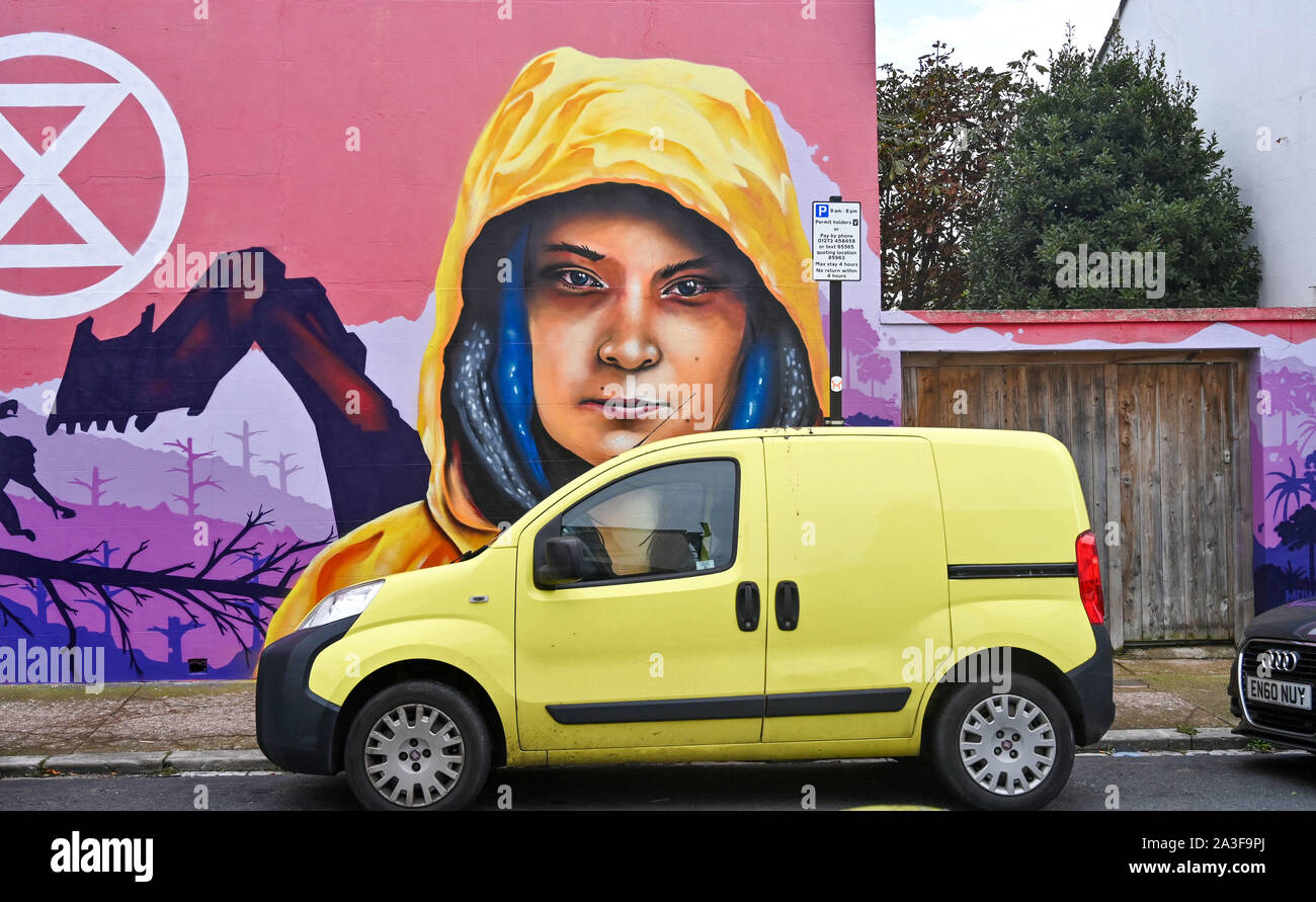 Brighton, Reino Unido, 8 de octubre de 2019 - un gran mural del cambio climático activista adolescente sueca Greta Thunberg recientemente ha aparecido en un muro en la zona de Hannover de Brighton. Crédito: Simon Dack / Alamy Live News Foto de stock