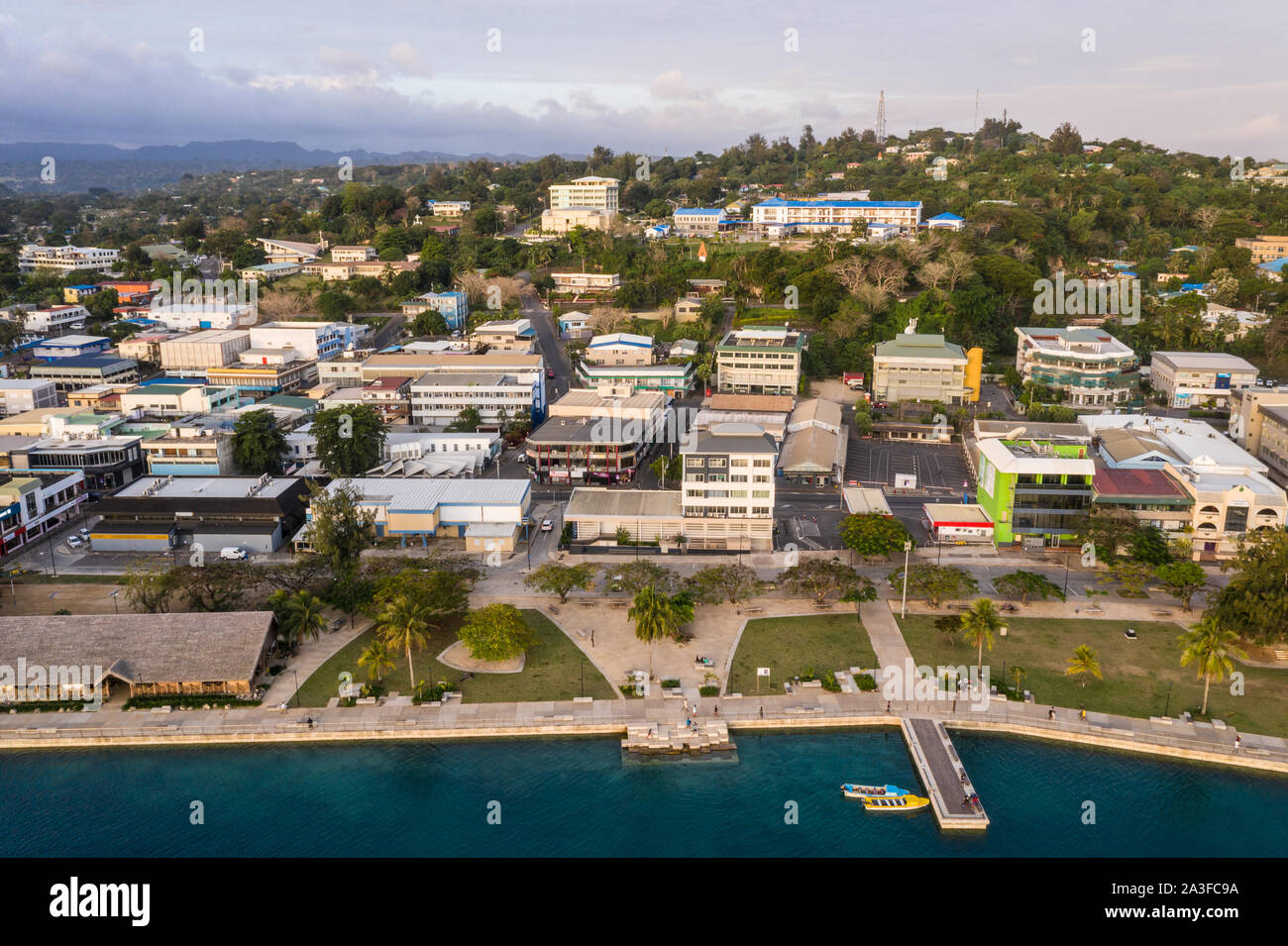 Vista aérea del centro de la ciudad de Port Vila con la costanera y el malecón parque público en la ciudad capital de Vanuatu en el Pacífico. Foto de stock