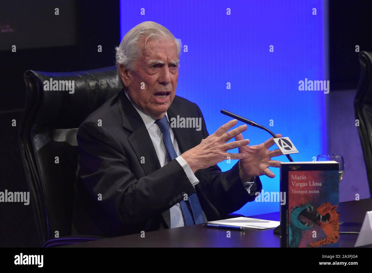 Madrid, España. 08 Oct, 2019. Mario Vargas Llosa durante tiempos recios reservar premiere en Madrid el martes, 08 de octubre de 2019 Créditos: Cordon PRESS/Alamy Live News Foto de stock
