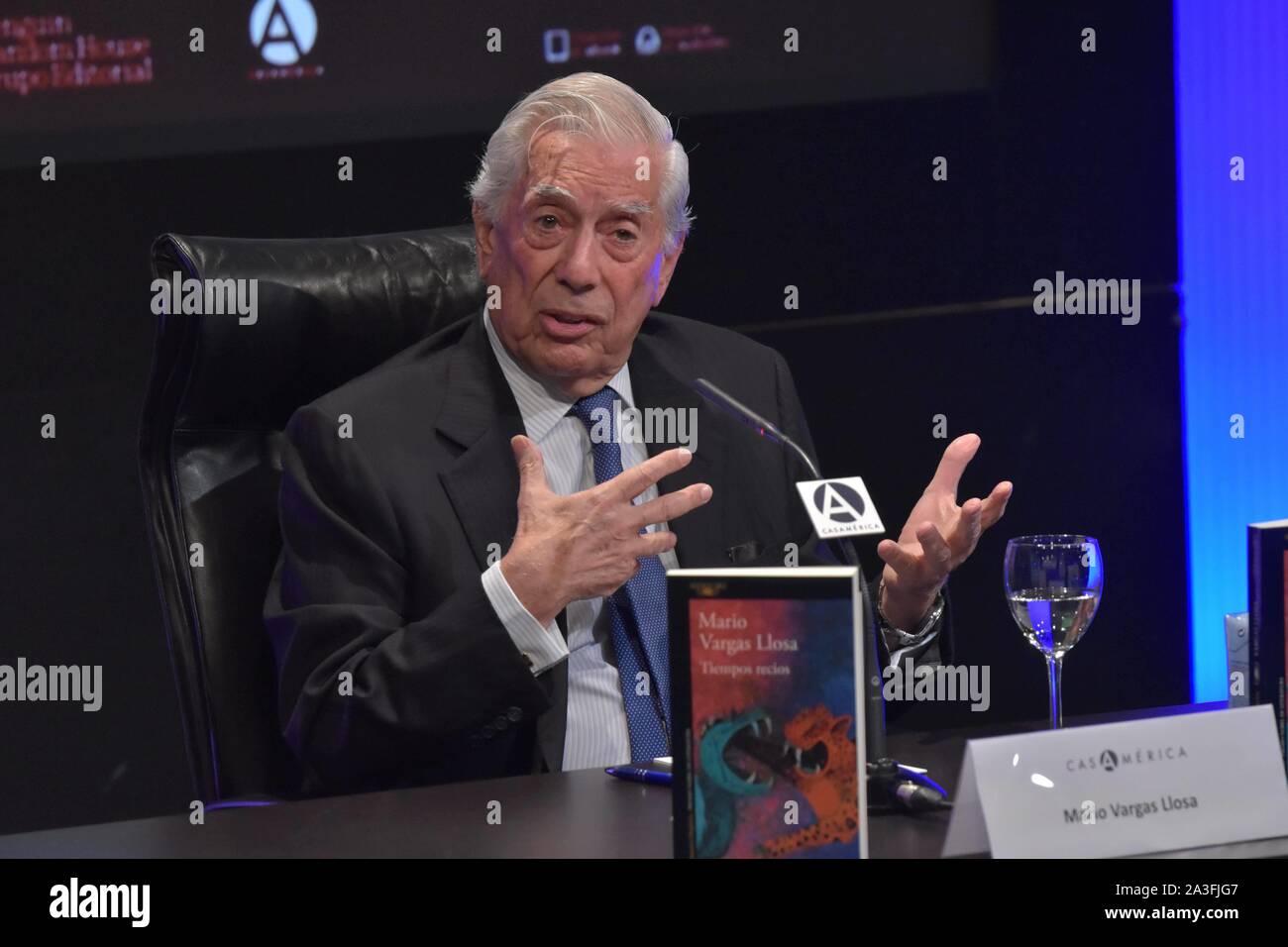 Madrid, España. 08 Oct, 2019. Mario Vargas Llosa durante tiempos recios reservar premiere en Madrid el martes, 08 de octubre de 2019 Créditos: Cordon PRESS/Alamy Live News Foto de stock