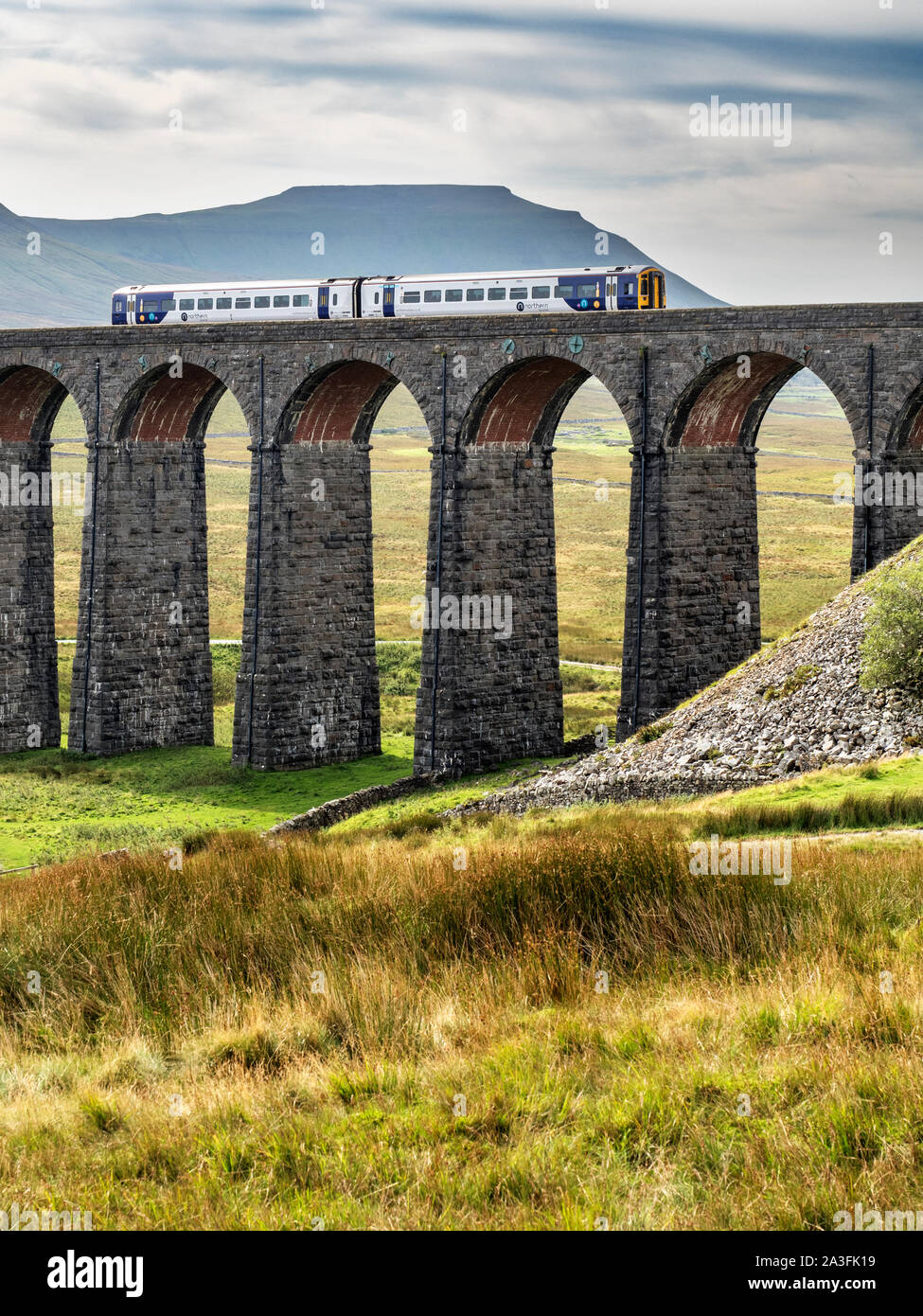 Tren que cruza el Viaducto Ribblehead con Ingleborough más allá de Yorkshire Dales National Park Inglaterra Foto de stock