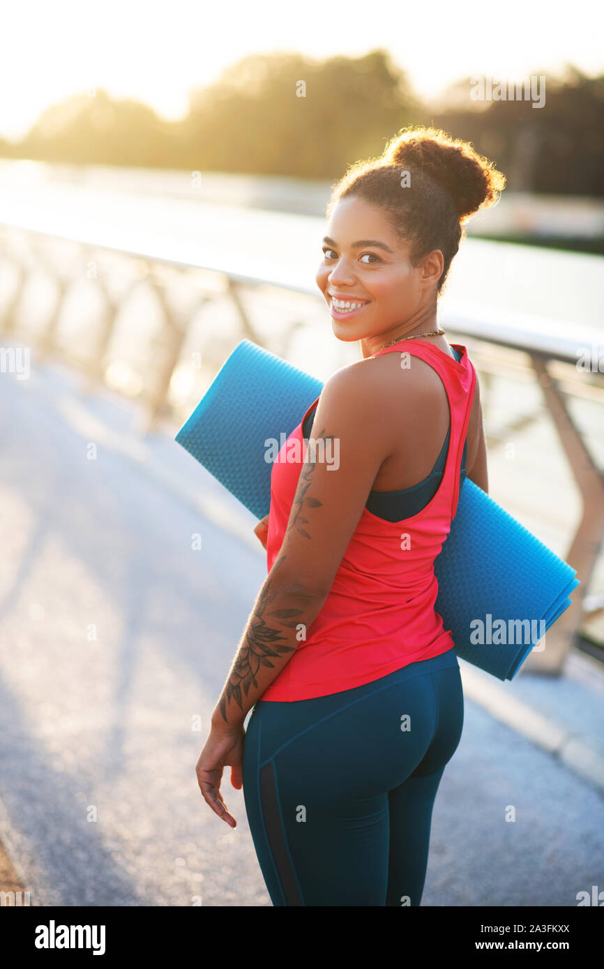 De piel oscura mujer vistiendo ropa deportiva listo para entrenar  Fotografía de stock - Alamy