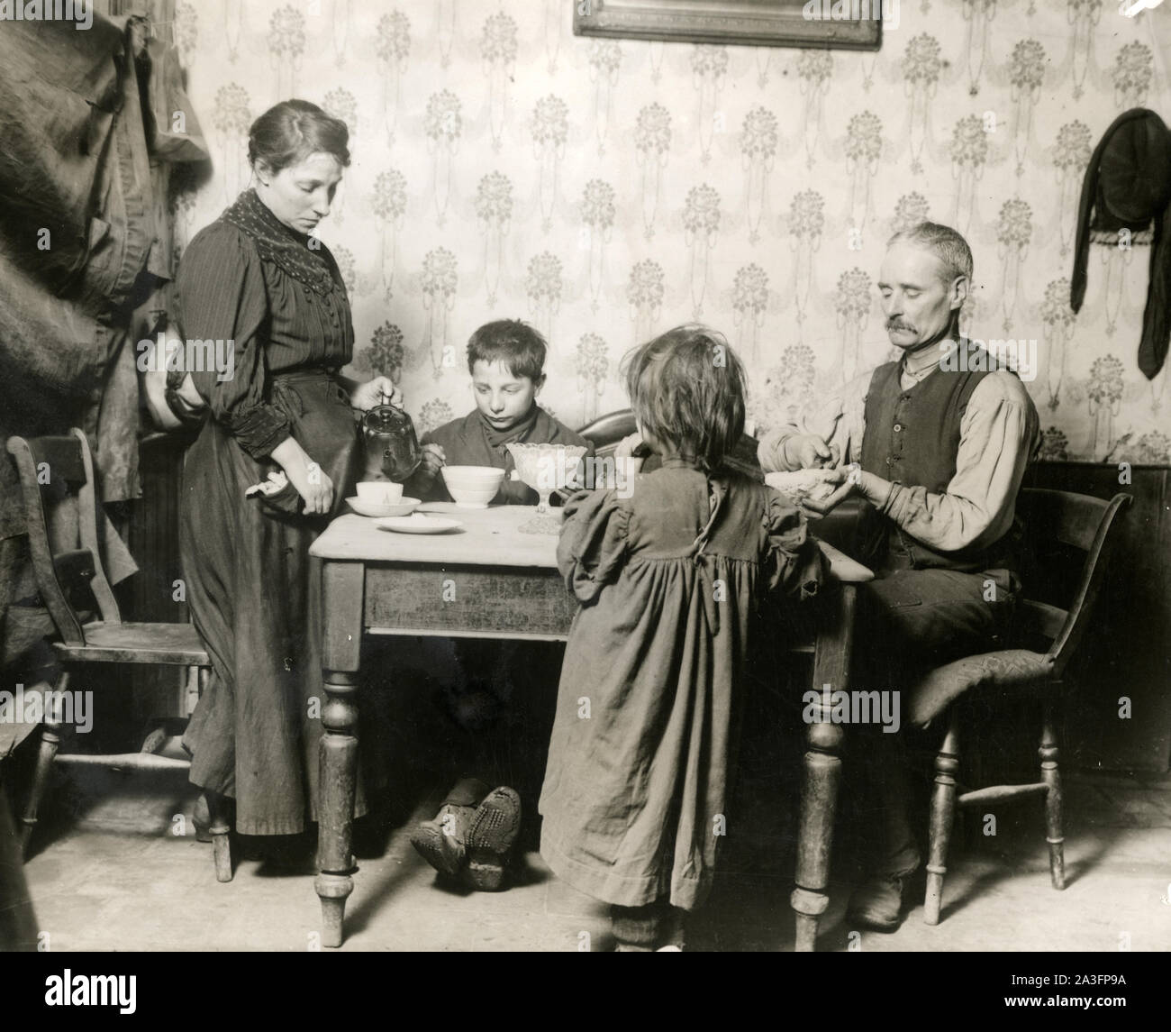 La vida en una casa de familia de clase trabajadora en Birmingham durante una huelga del carbón, 1920 Foto de stock