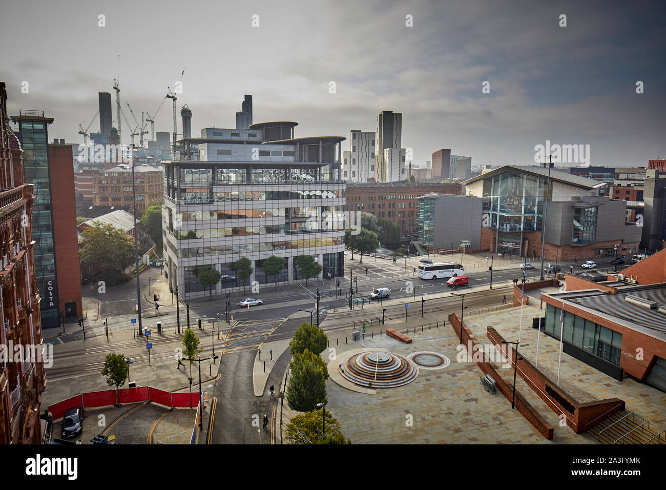 Peterloo monumento diseñado por la artista ganadora del Premio Turner Jeremy Deller Barbirolli Square y el horizonte más allá de Foto de stock