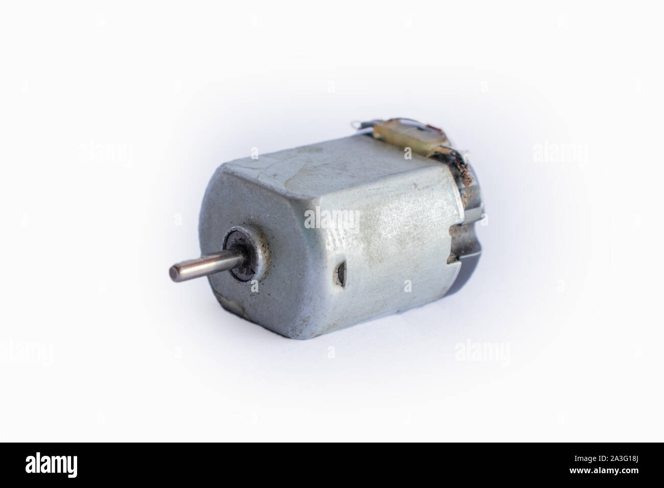 Juguete motor dc o motor eléctrico pequeño usado en pequeño el sistema  electrónico con el terminal faltante se mantiene en la mano sobre blanco  antecedentes Fotografía de stock - Alamy