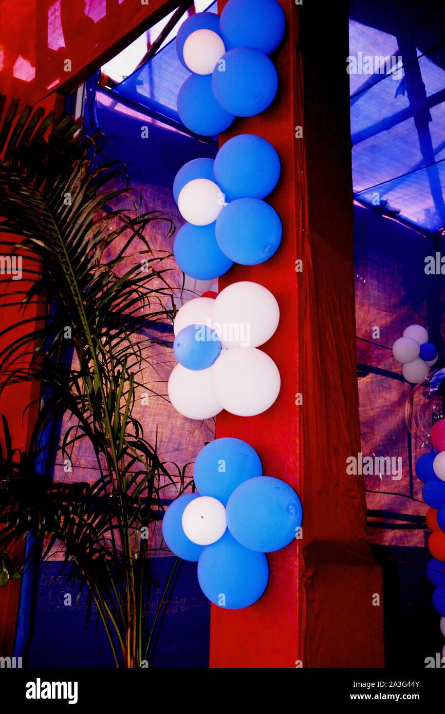 Cerca de globos de colores utilizados para la decoración de los pilares y  el techo Fotografía de stock - Alamy