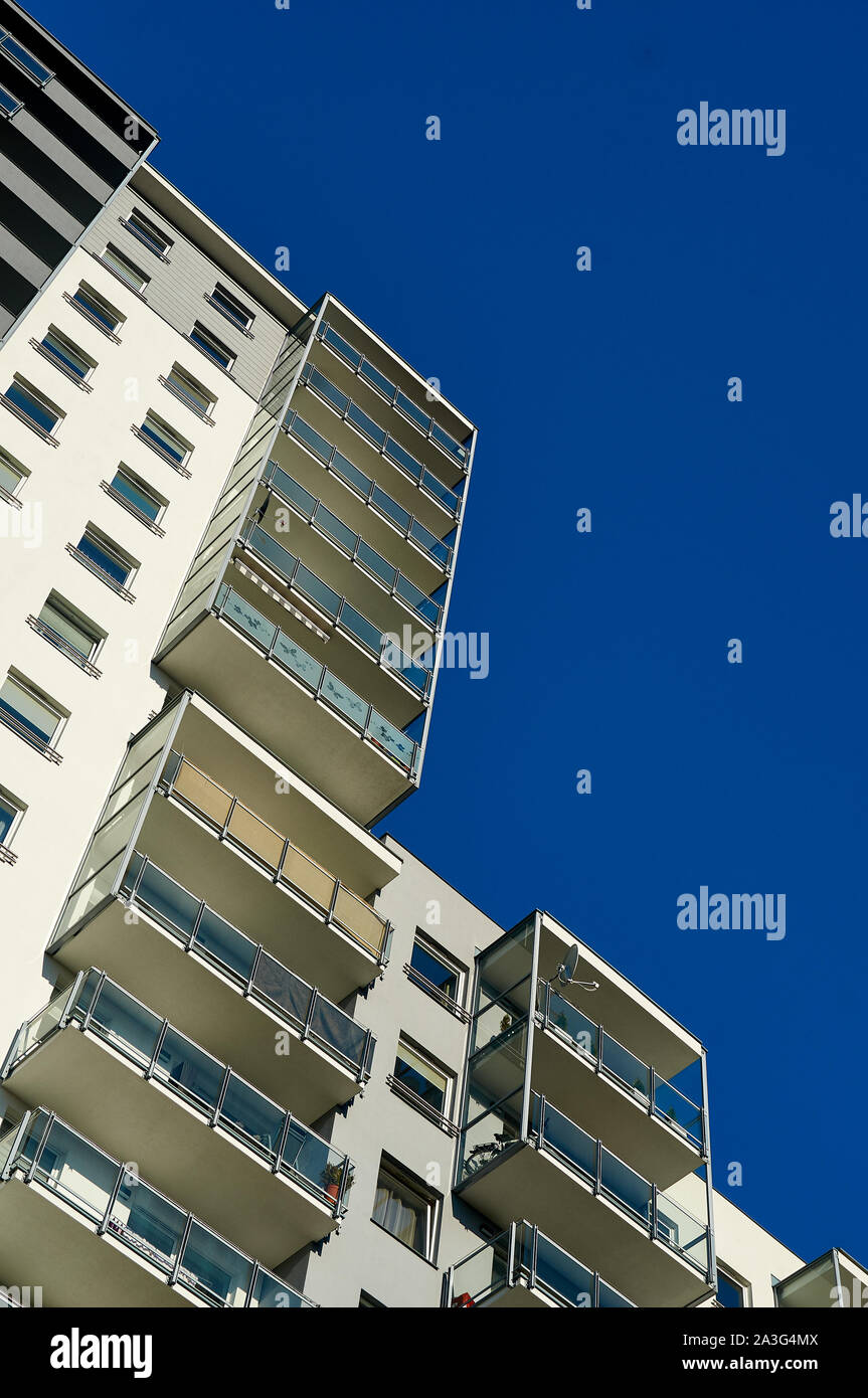 Hacia arriba vista abstracta de los modernos bloques residenciales de gran altura con un cielo azul profundo Foto de stock
