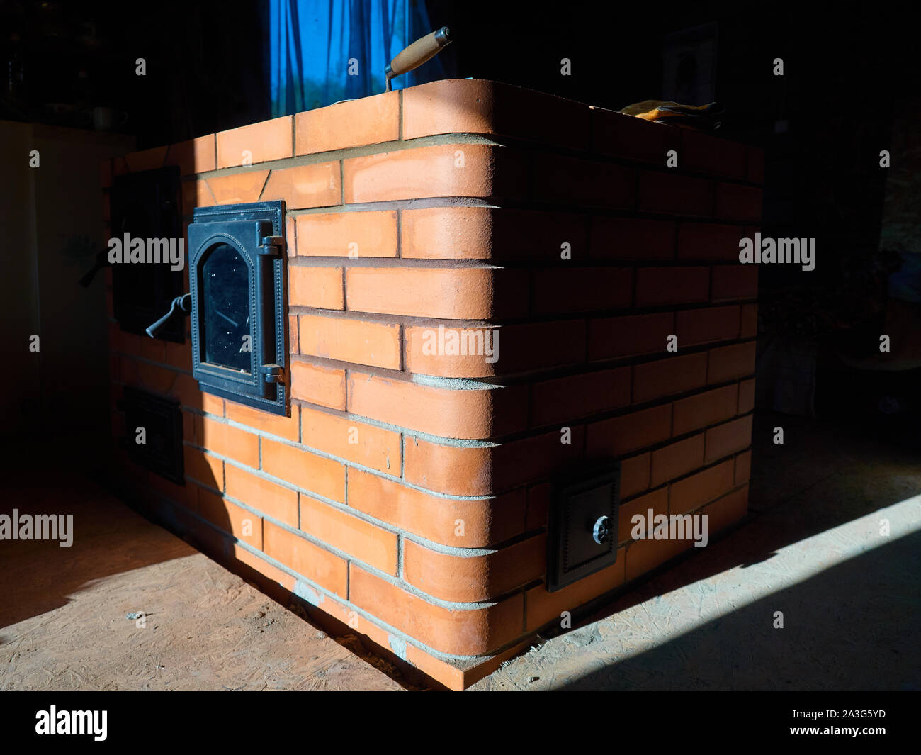 La construcción gradual de un horno de ladrillos de cerámica roja  Fotografía de stock - Alamy