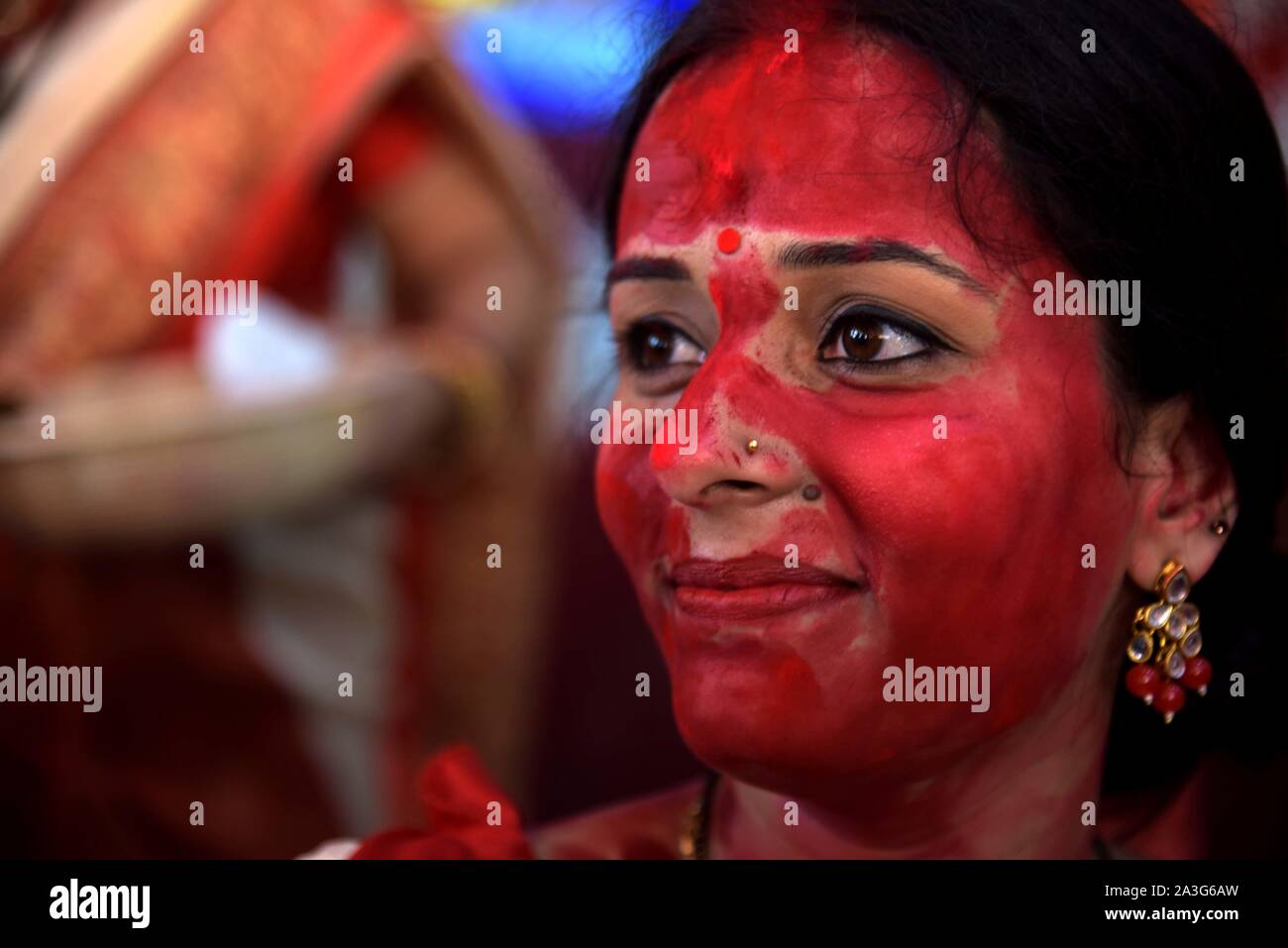 Allahabad, India. 08 Oct, 2019. Una mujer descanso después de tomar parte en el 'Sindhur Khela' procesión antes de sumergir el ídolo de la diosa Durga en un estanque con ocasión del Festival VijayDashmi en Allahabad(Prayagraj) el martes, 08 de octubre de 2019. Crédito: Agencia de Prensa del Pacífico/Alamy Live News Foto de stock